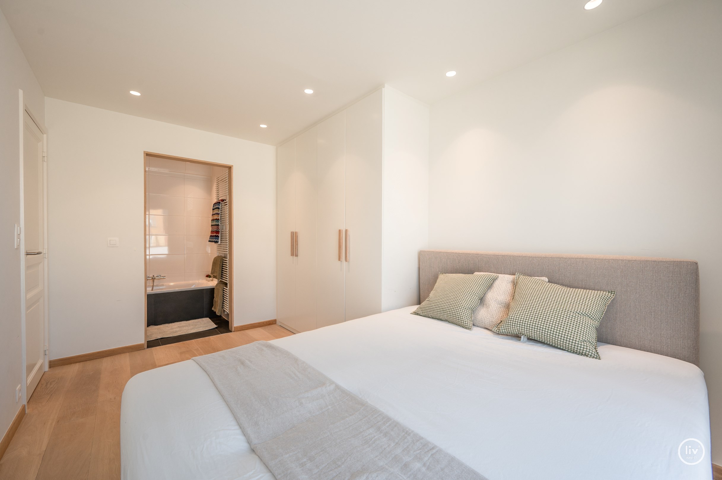Prachtig instapklaar duplex-appartement met zonnige terrassen genietend van een open zicht en tevens zeezicht (Mogelijkheid tot aankoop van een inpandige garagebox). 