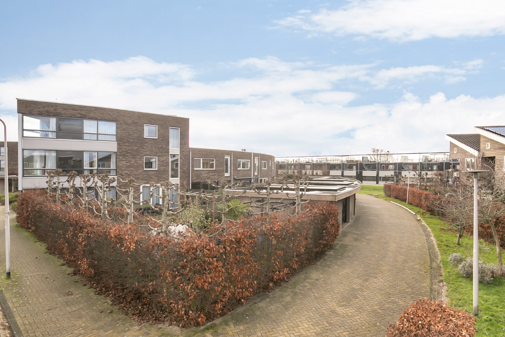 Centraal gelegen ruime 4 kamer tussenwoning met garage, 180 m&#178; eigen grond, gelegen nabij de Hollandsche IJssel en de jachthaven! 