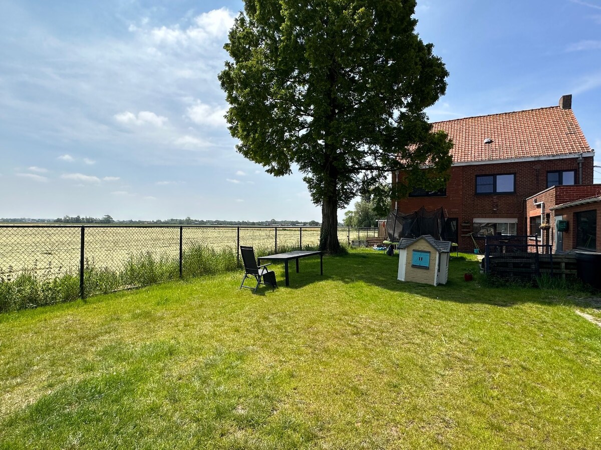 Rustig gelegen woning met 4 slaapkamers en tuin en landelijk uitzicht te Eernegem 