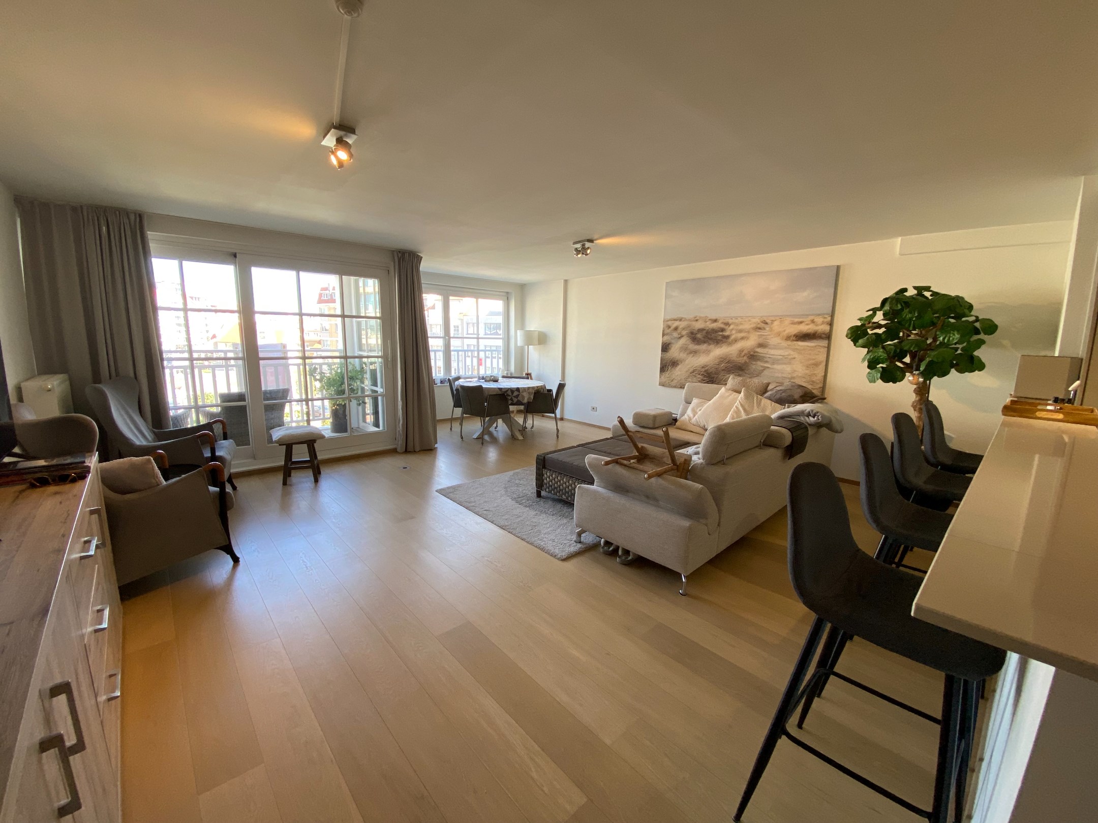 Non meubl&#233; - Appartement de 2 pi&#232;ces pr&#234;t &#224; emm&#233;nager situ&#233; dans un emplacement de premier choix b&#233;n&#233;ficiant d&#39;une vue lat&#233;rale sur la mer et d&#39;une vue d&#233;gag&#233;e sur la place triangulaire. 