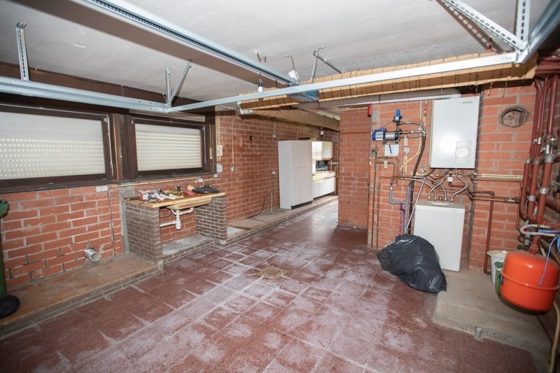 Ruime woning met 4 slaapkamers en garage te Ieper 