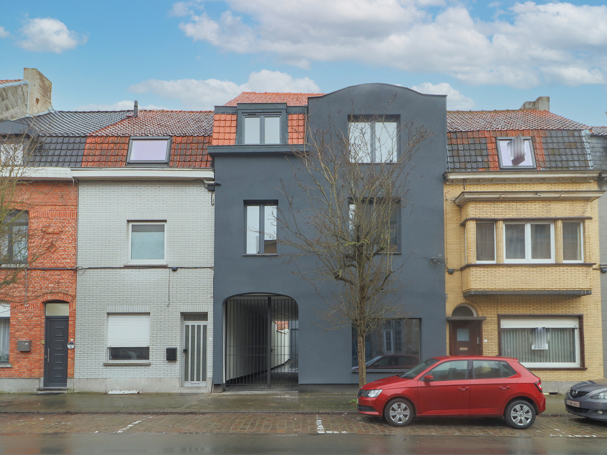 Centraal gelegen gelijkvloers appartement met 2 slaapkamers en een zeer ruim terras te Kortrijk! 