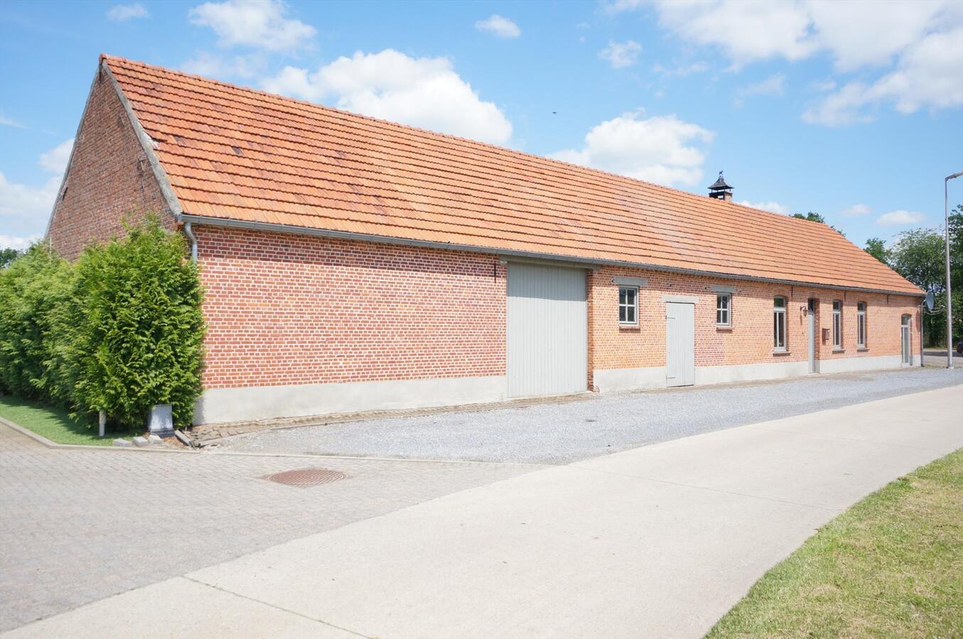 Hoeve met binnenpiste en stallen op ca. 3,36 ha te Lommel (Kerkhoven) 