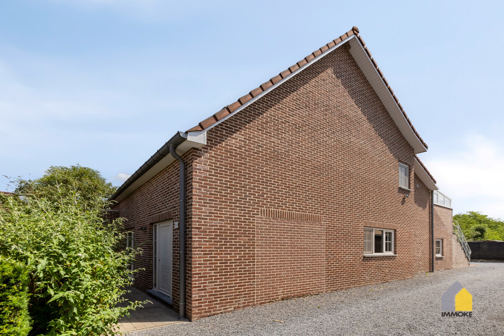 Halfvrijstaande woning met 3 slpks en grote polyvalente ruimte op perceel van 5 a 25 ca. 
