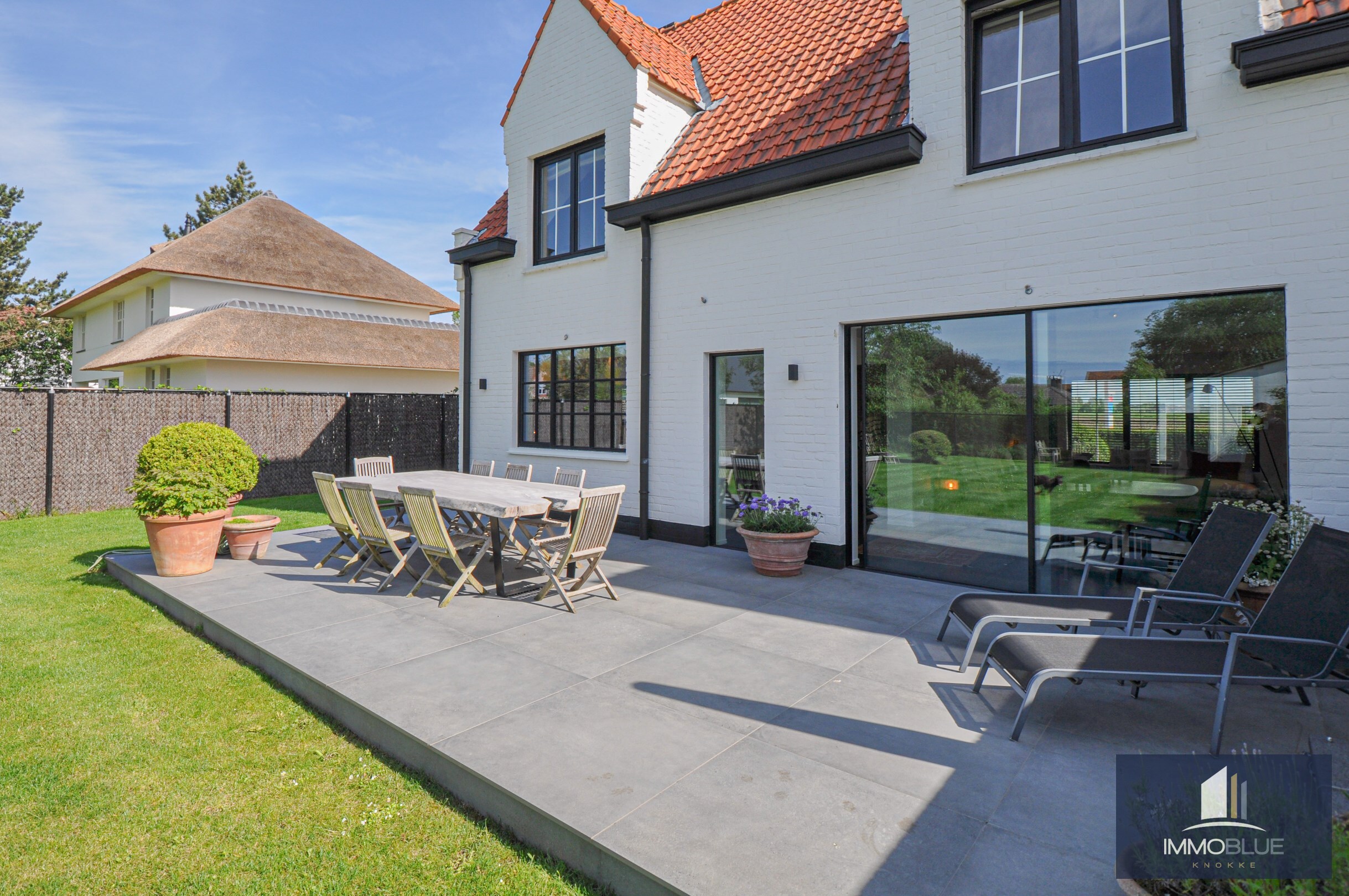 Villa jumel&#233;e r&#233;nov&#233;e avec un jardin ensoleill&#233; et une vue d&#233;gag&#233;e sur les Polders. 