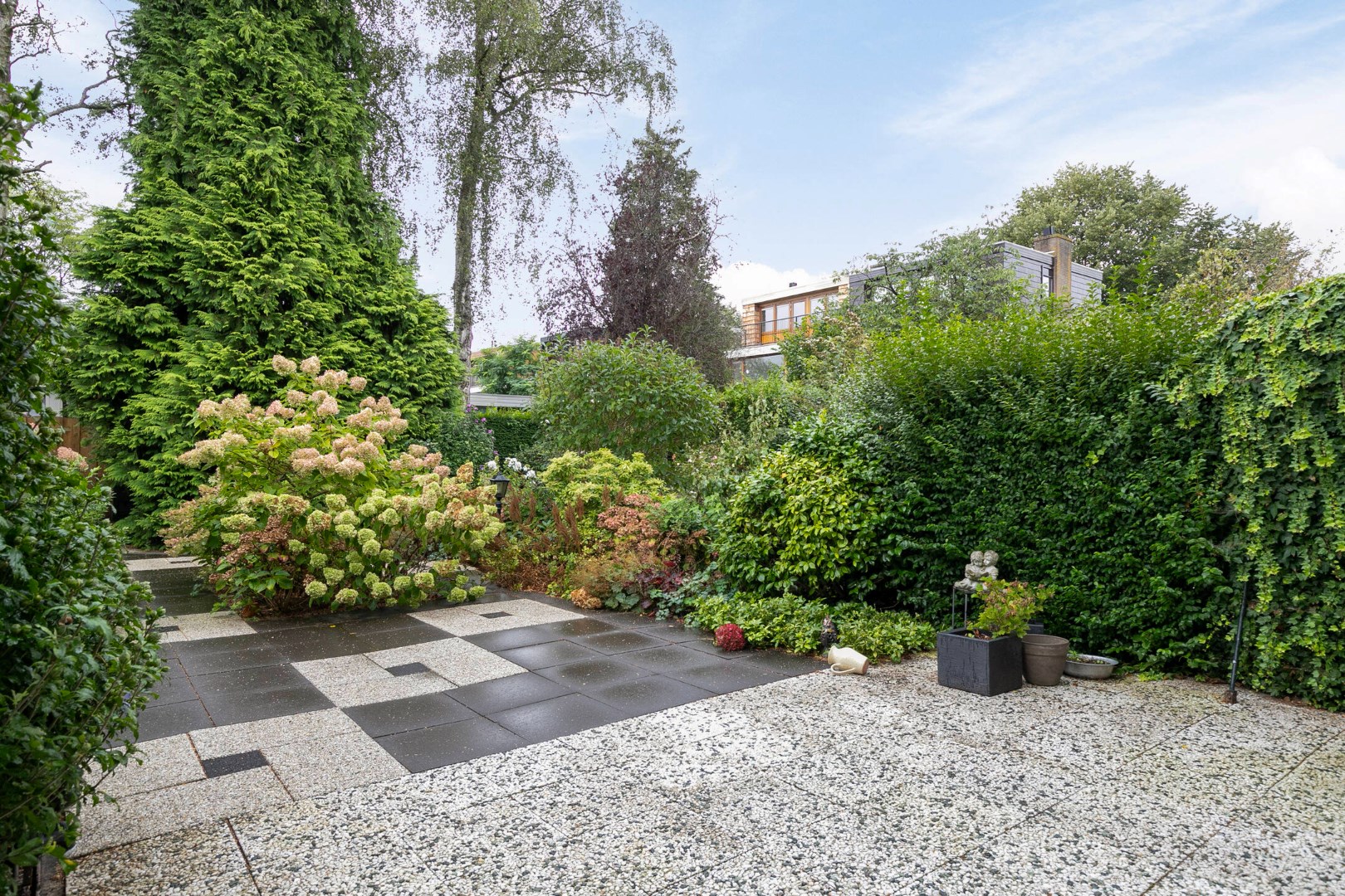 Kopers opgelet! 4-kamer tussenwoning met 3 slaapkamers, balkon, ruime tuin op het zuidoosten, berging en gelegen op eigen grond! 