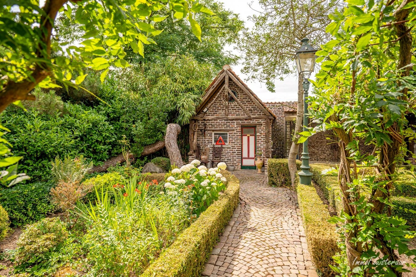 Ruime laagbouwwoning met magazijn, sierserre, aanhorigheden en stallen op ca. 75a te Messelbroek (Scherpenheuvel-Zichem; Vlaams-Brabant) 