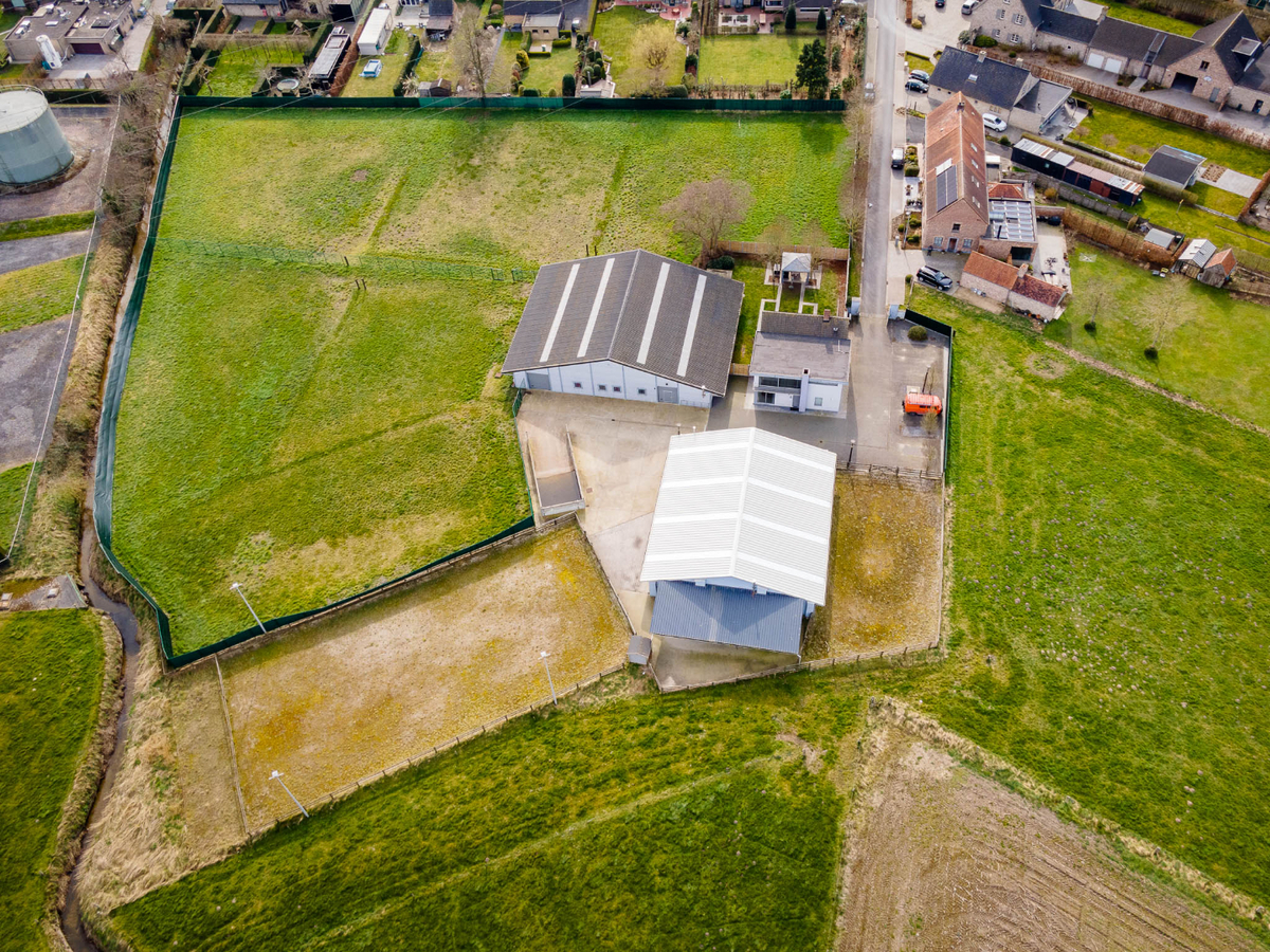 Landelijk gelegen hofstede met loodsen en weilanden op ca. 1,1ha te Zedelgem 