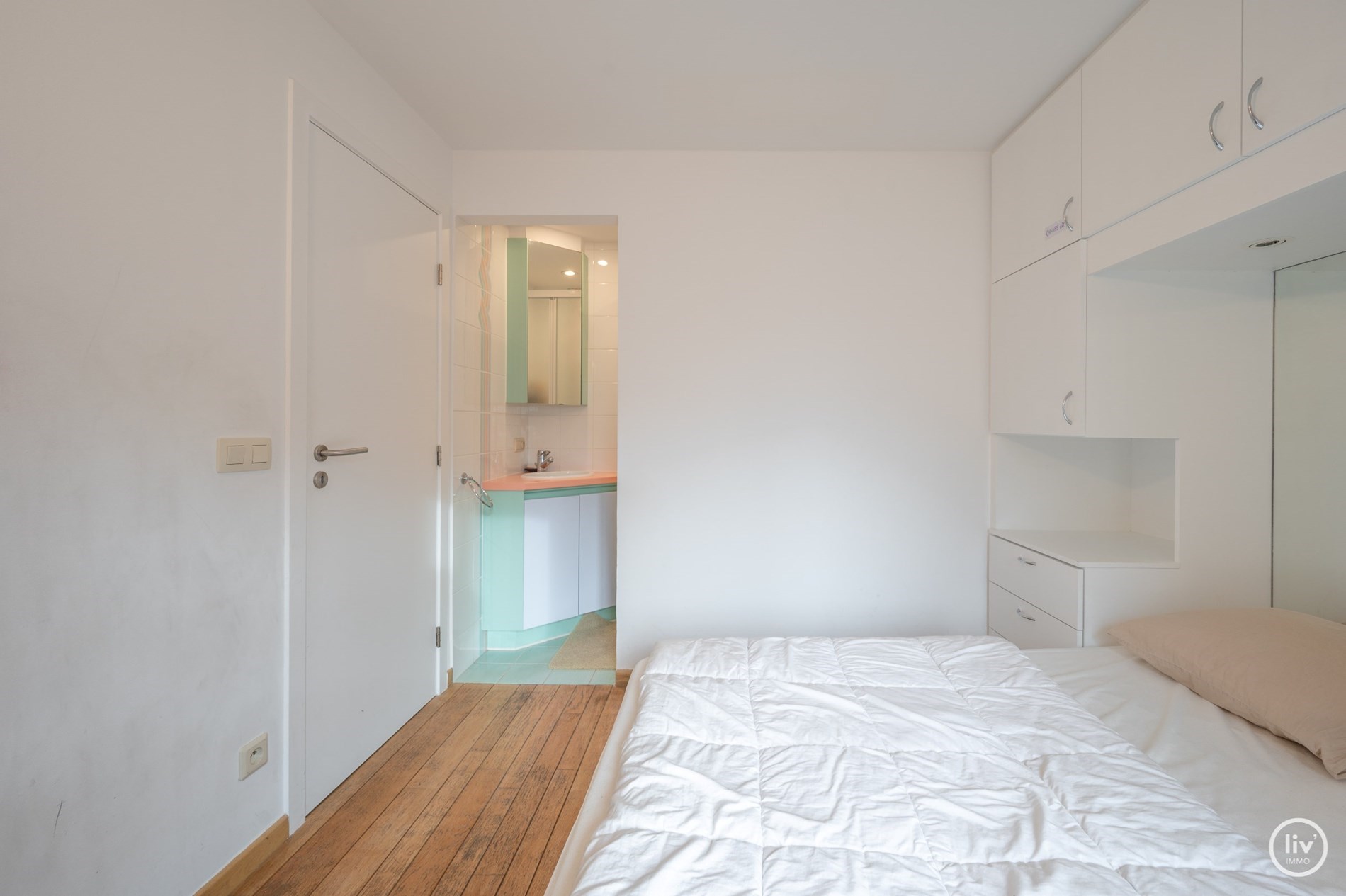 Aangenaam 2 slaapkamerappartement met mooie gevelbreedte centraal gelegen vlakbij het Rubensplein te Knokke. 