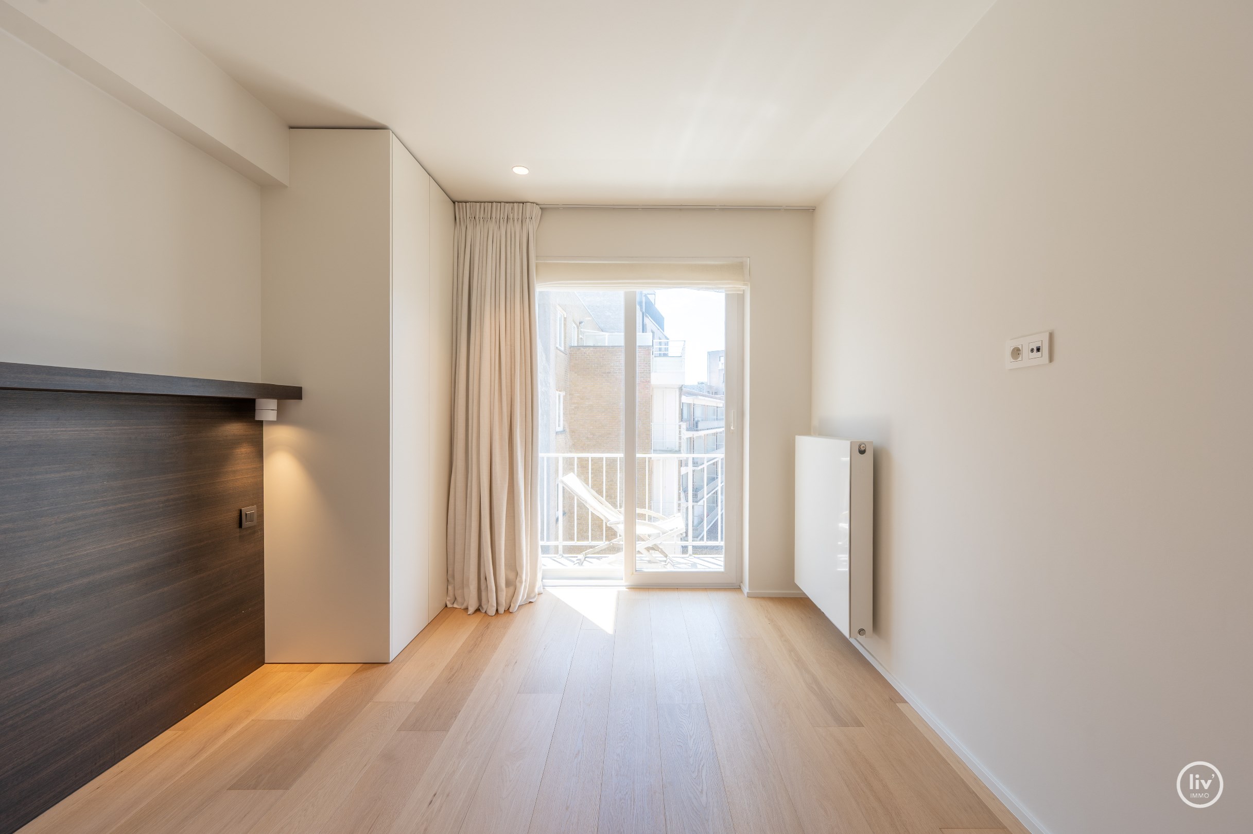 Recent vernieuwd en stijlvol afgewerkt appartement met drie slaapkamers, gelegen op een topligging met zijdelings zeezicht. 