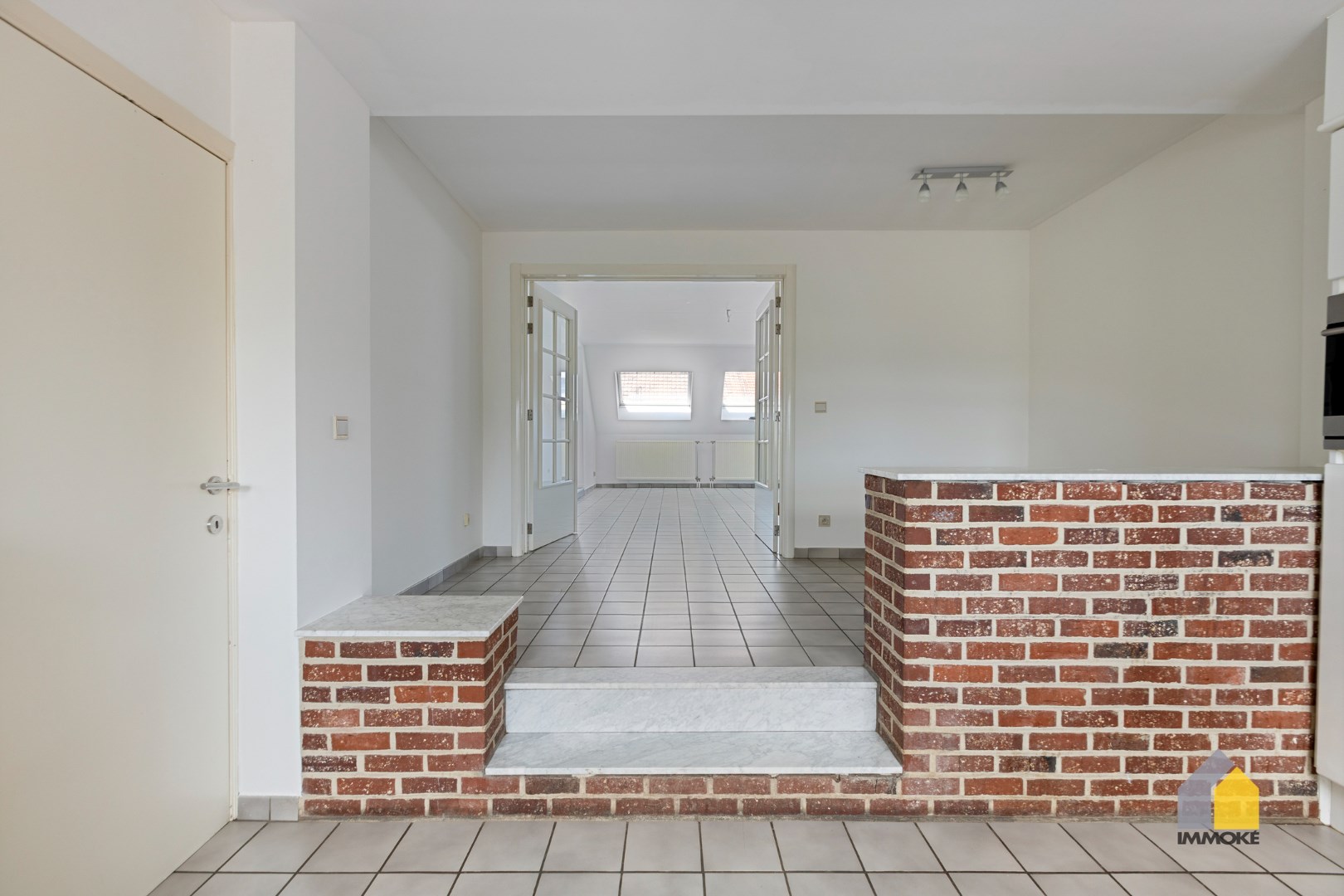 Halfvrijstaande woning met 3 slpks en grote polyvalente ruimte op perceel van 5 a 25 ca. 
