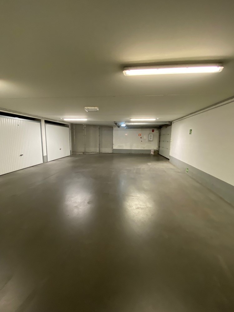 Ruim garagebox gelegen in een Villa-residentie op wandelafstand van de Kustlaan. 