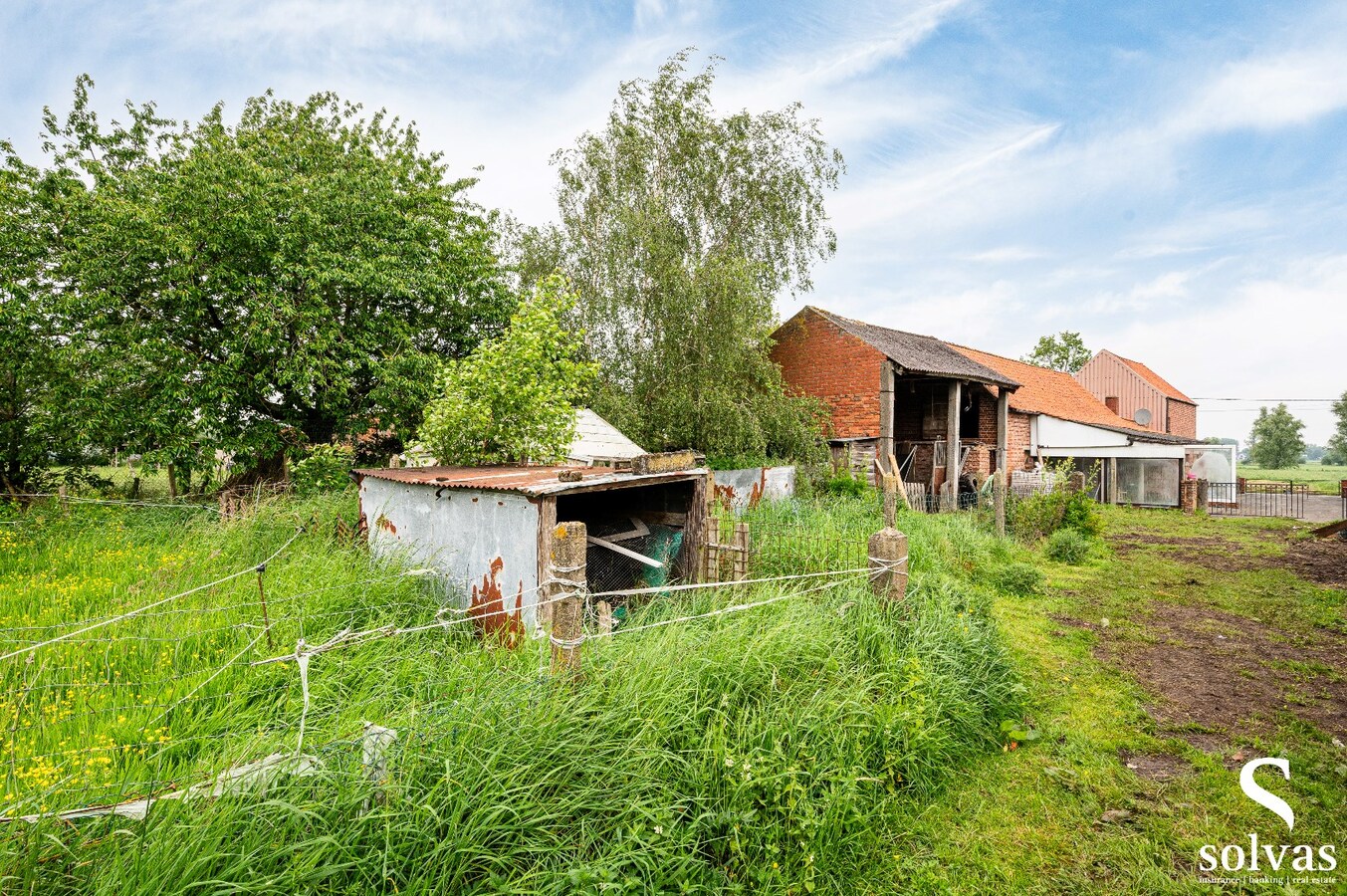 Woonst met stallen op een perceel van 2295 m&#178; en tal van mogelijkheden 