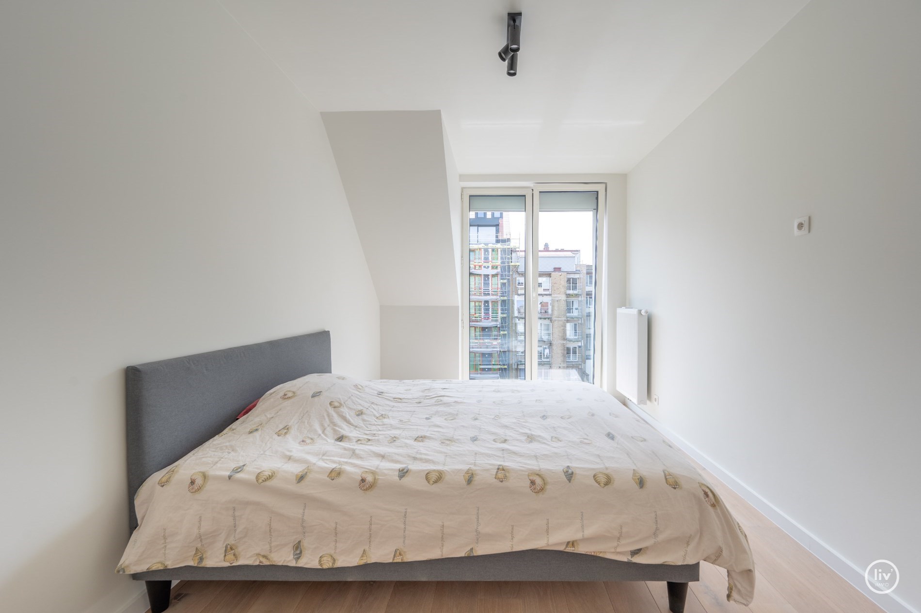 Prachtig, ruime en tevens r&#233;cente triplex (199 m2) in een zijstraat van de lippenslaan vlakbij de zeedijk te Knokke. 