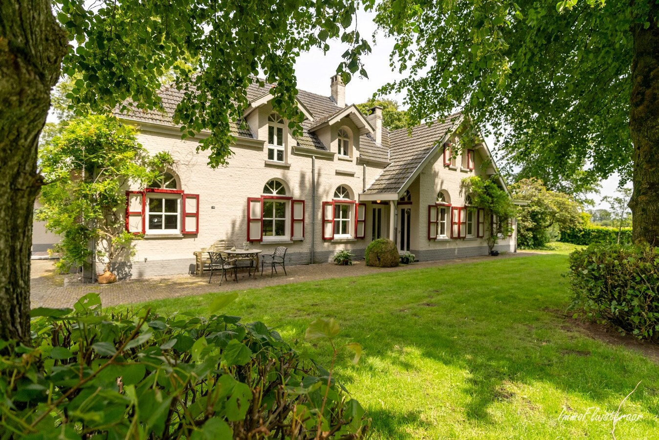 Authentiek landhuis met ruim stalgebouw en weides op ca. 1 ha te Weelde (Optioneel bij te kopen weide van ca. 1 ha) 