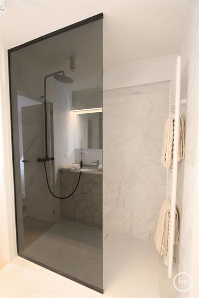 Top gerenoveerd appartement nabij de Lippenslaan en Zeedijk gelegen. Gevelbreedte van 7m! 