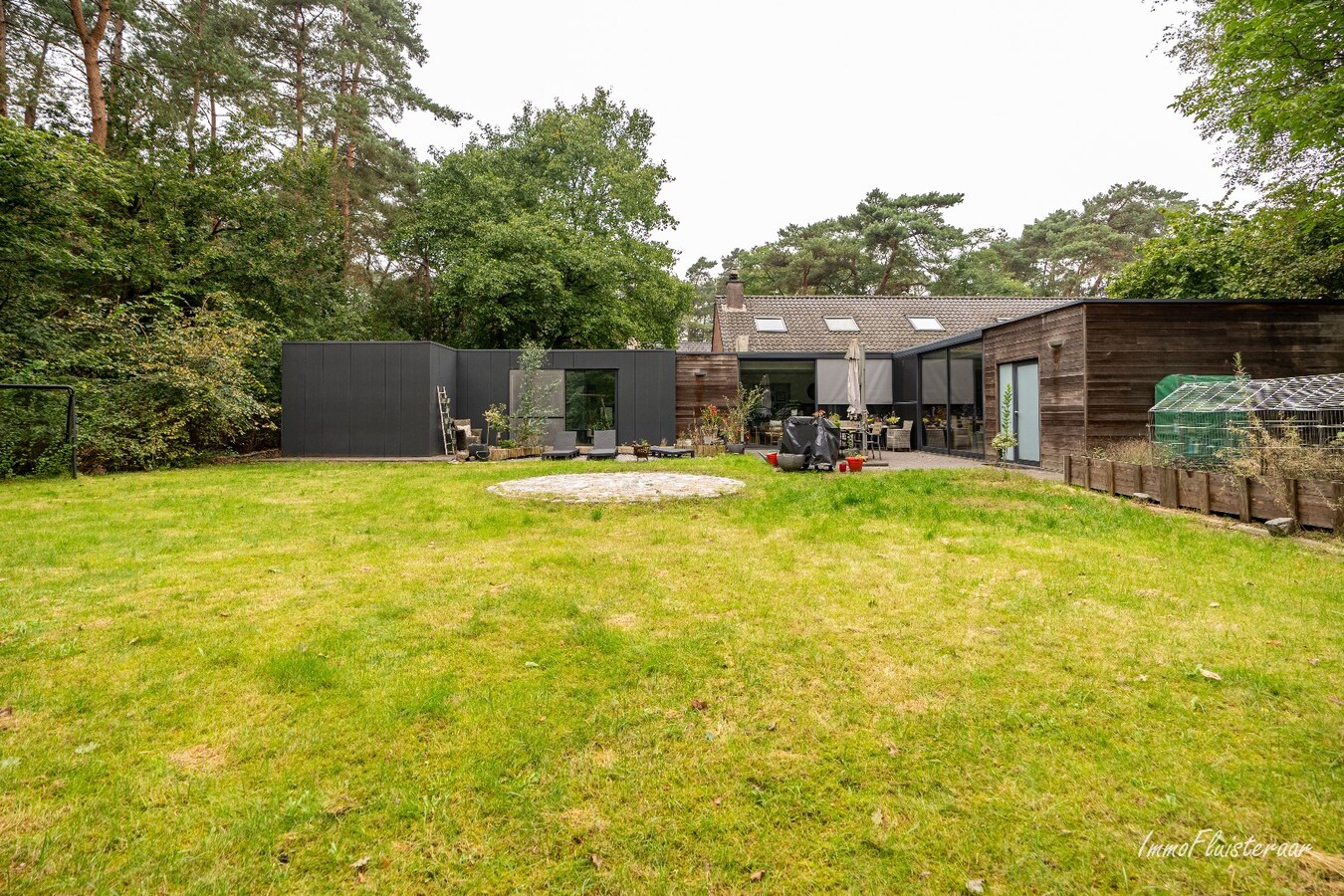 Ready-to-move-in house in a wooded area on approximately 24a in Keerbergen. 