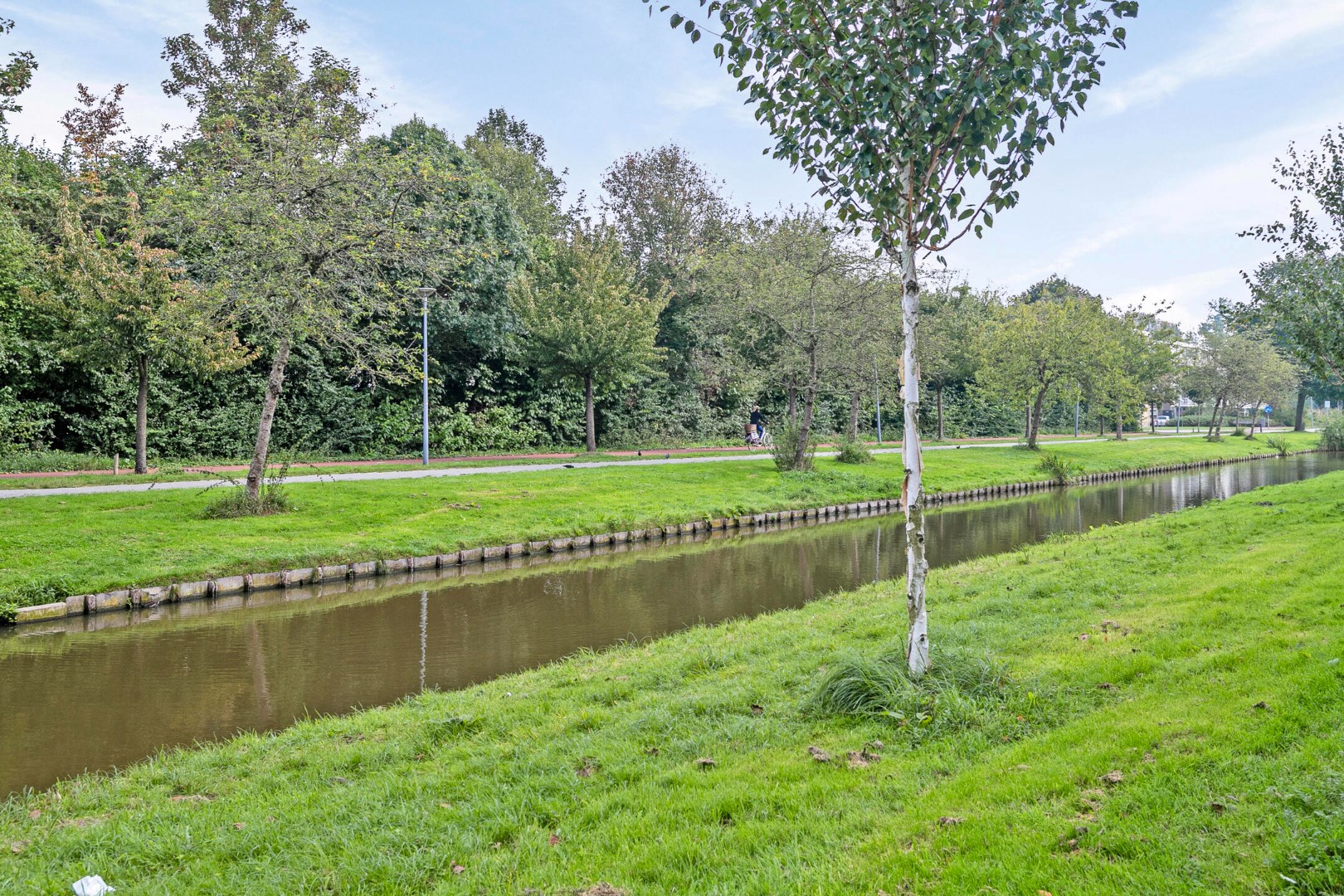 Kopers opgelet! In het Lage Land bieden wij dit ruime 4-kamer appartement gelegen op de 7e verdieping met 3 slaapkamers, 2 balkons, berging in de onderbouw en gelegen op eigen grond te koop aan! 