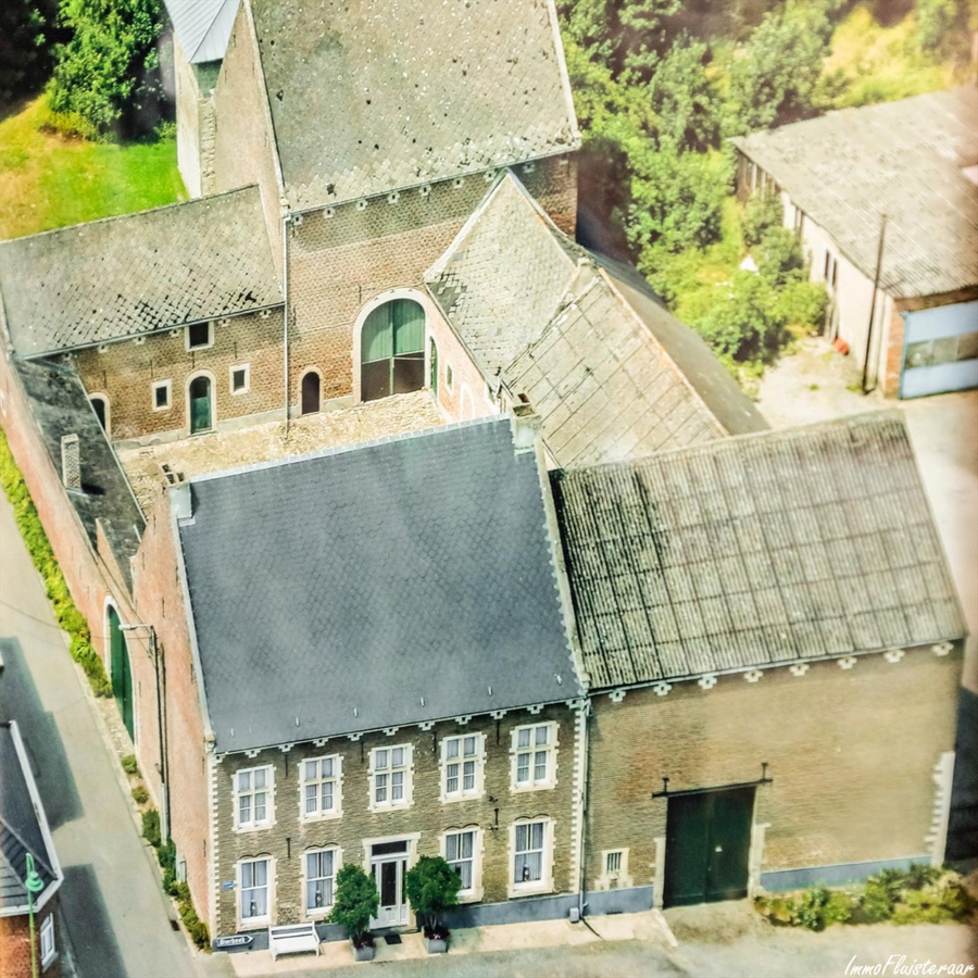 IN OPTIE - 18e eeuwse vierkantshoeve, de zogenaamde Prins-Kardinaalhoeve, met Middeleeuwse woontoren en weiland op ca. 1,2ha te Hoegaarden (Vlaams-Brabant) 