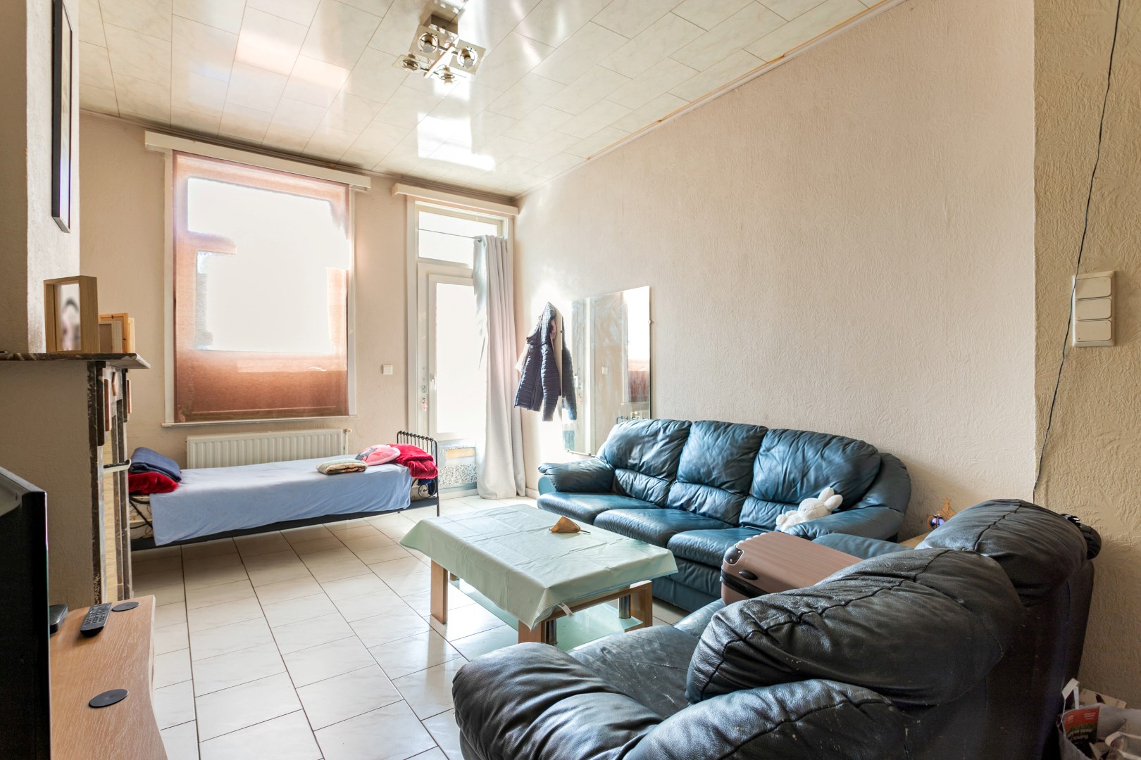 Op te frissen woning met 2 &#224; 3 slpk en tuin te Buizingen. 