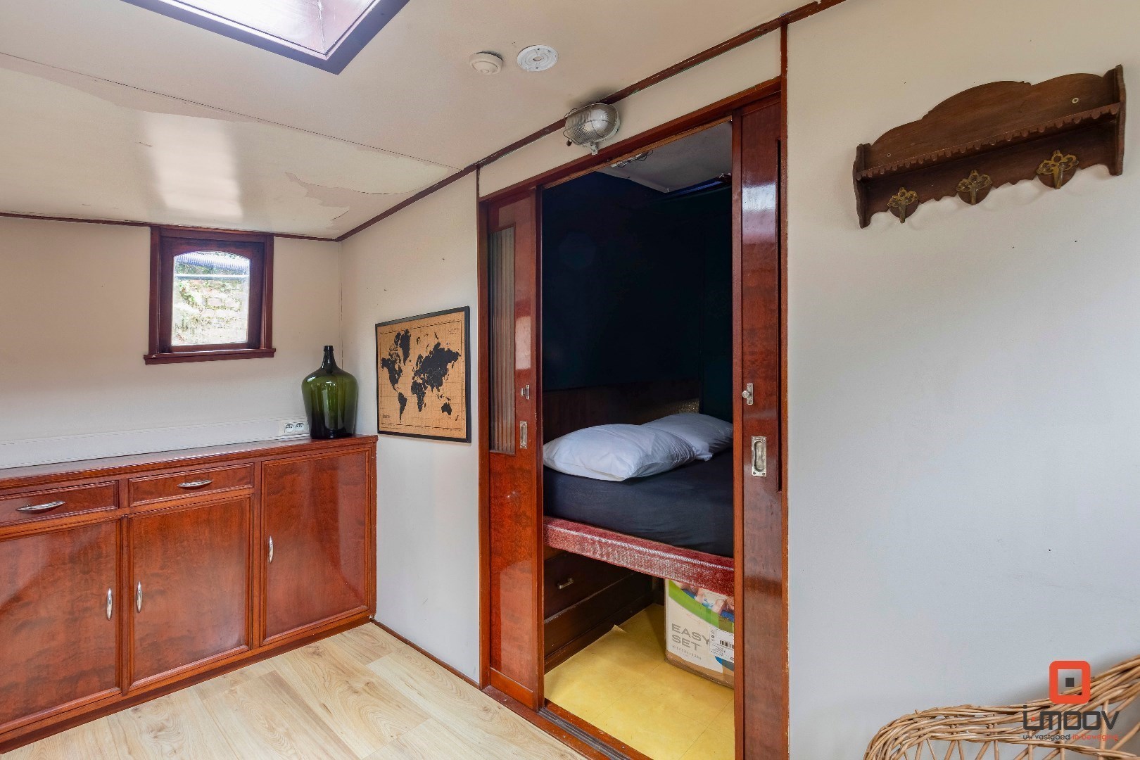 Unieke, compleet gerenoveerde woonboot met groot terras op toplocatie! 