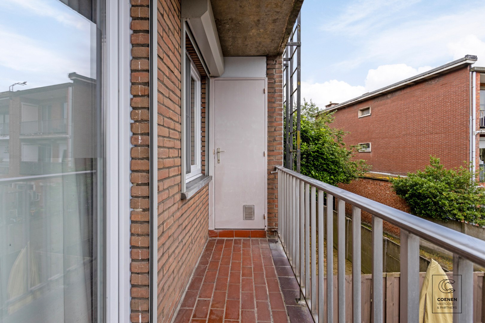 Instapklaar appartement met 2 slkp&#39;s, bew. opp van 80 m&#178; met dubbele garage &#233;n tuin! 