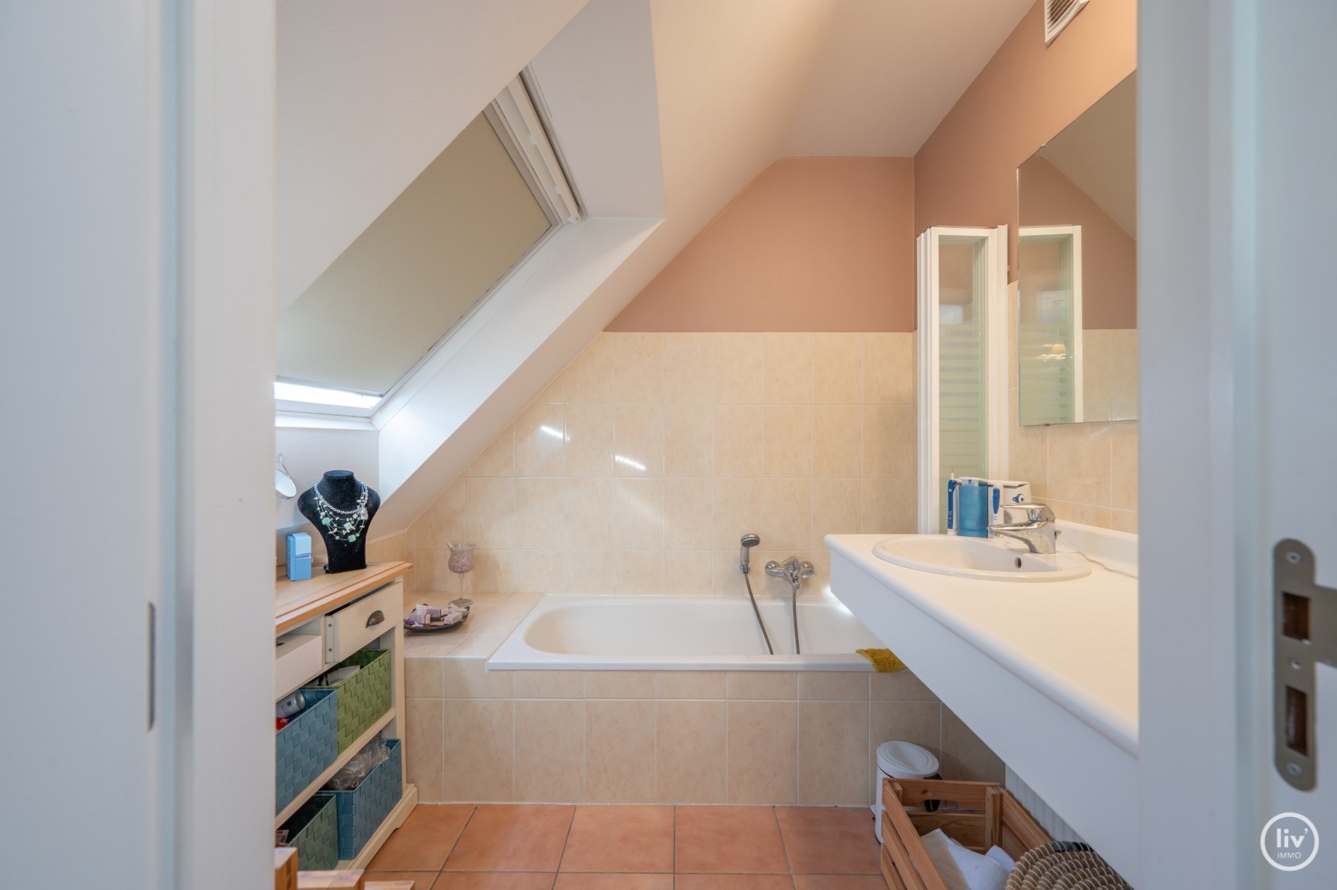 Appartement spacieux avec 3 chambres et 2 salles de bains &#224; Knokke avec vue d&#233;gag&#233;e sur la rue. 