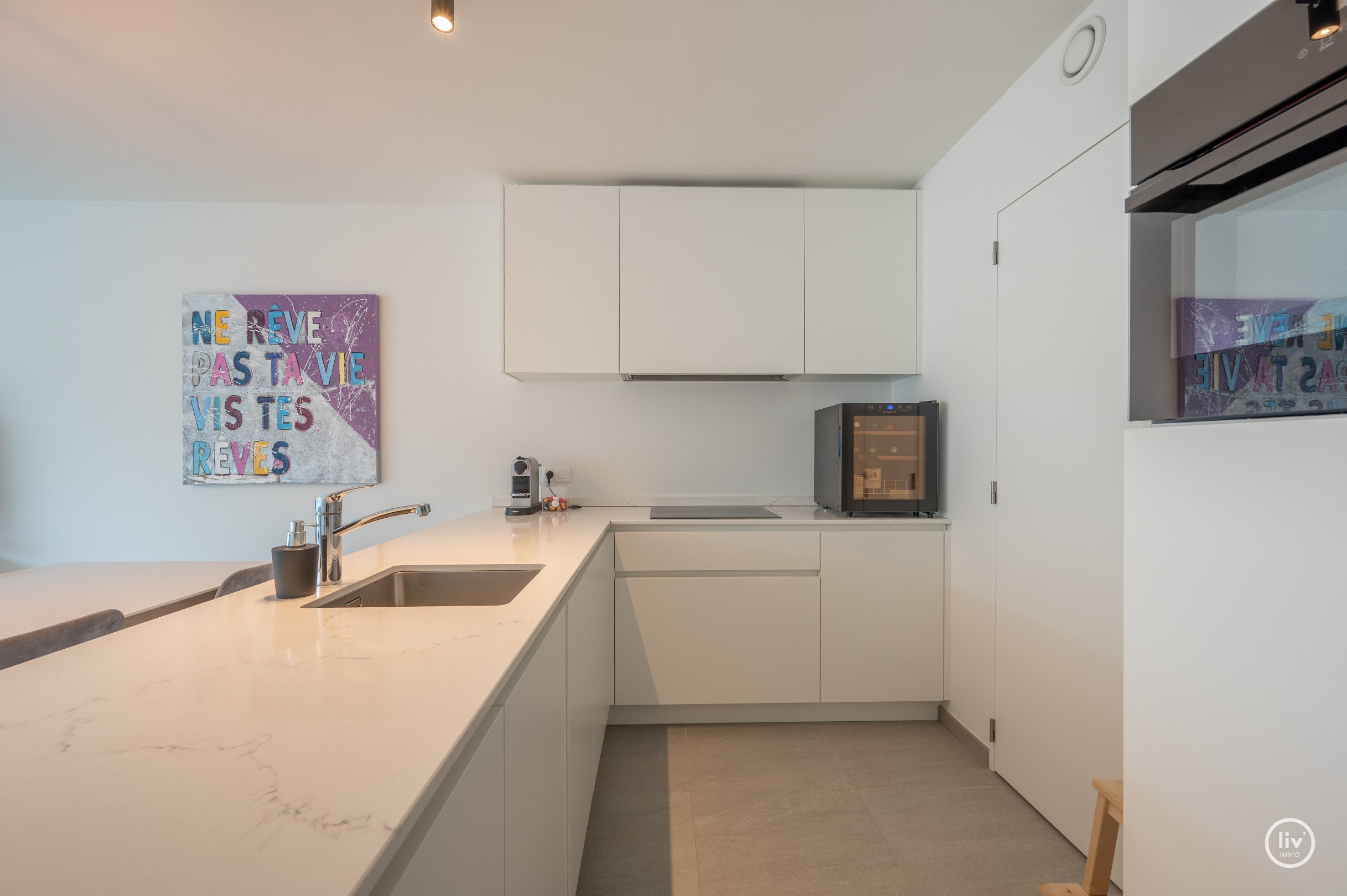 Luxueus afgewerkt appartement met 2 slaapkamers genietend van een open zicht gelegen in de Piers de Raveschootlaan. 
