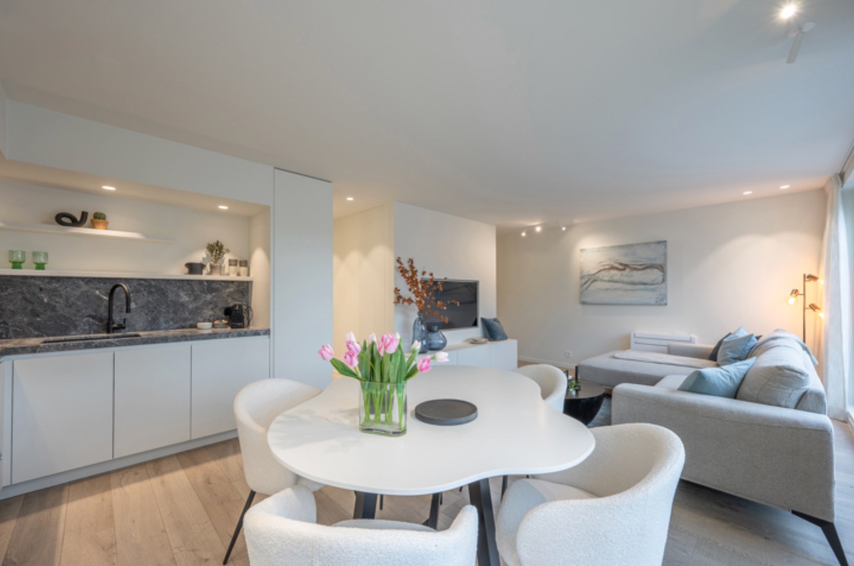 Integraal gerenoveerd dak-appartement met zonne-terrassen op 20 meter wandelafstand van de zeedijk-Albertstrand. 
