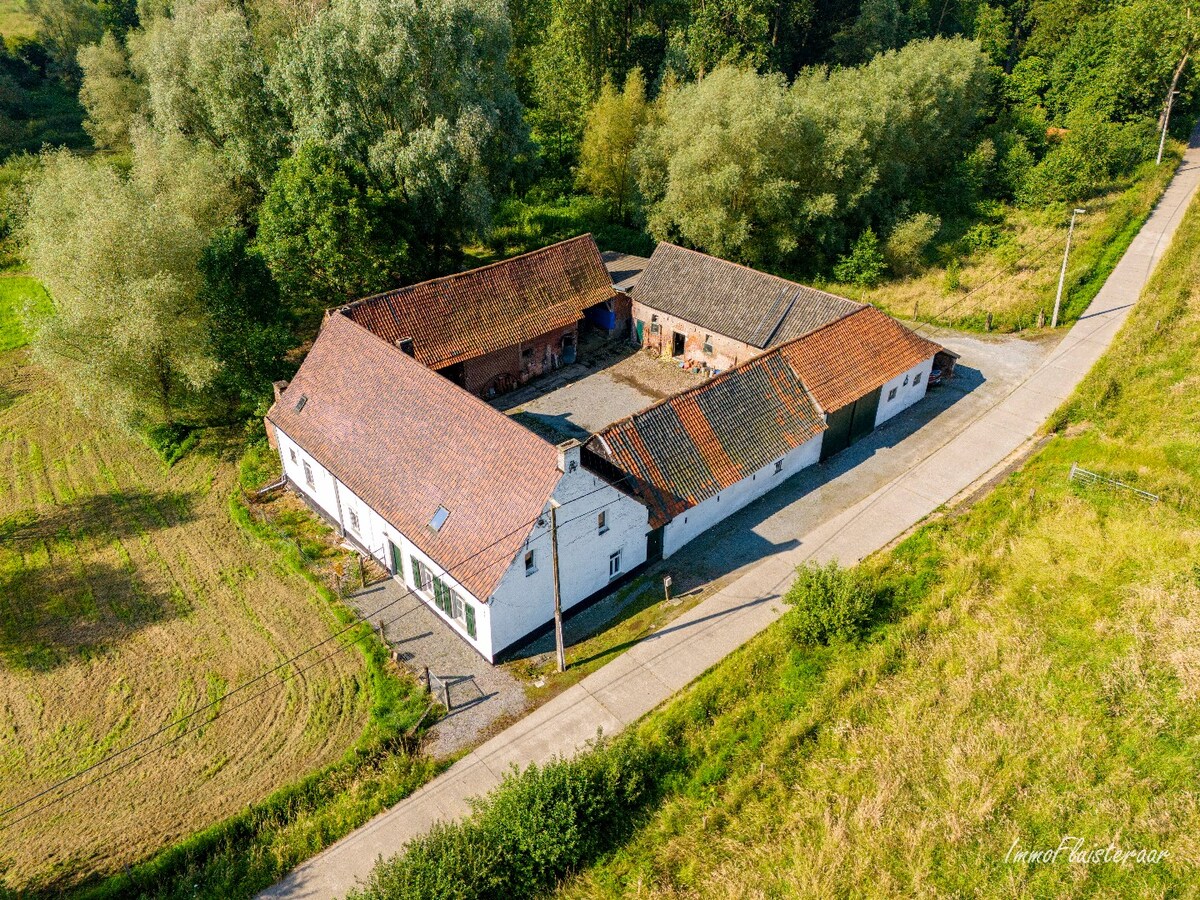 Idyllisch gelegen te renoveren vierkantshoeve met bijgebouwen 