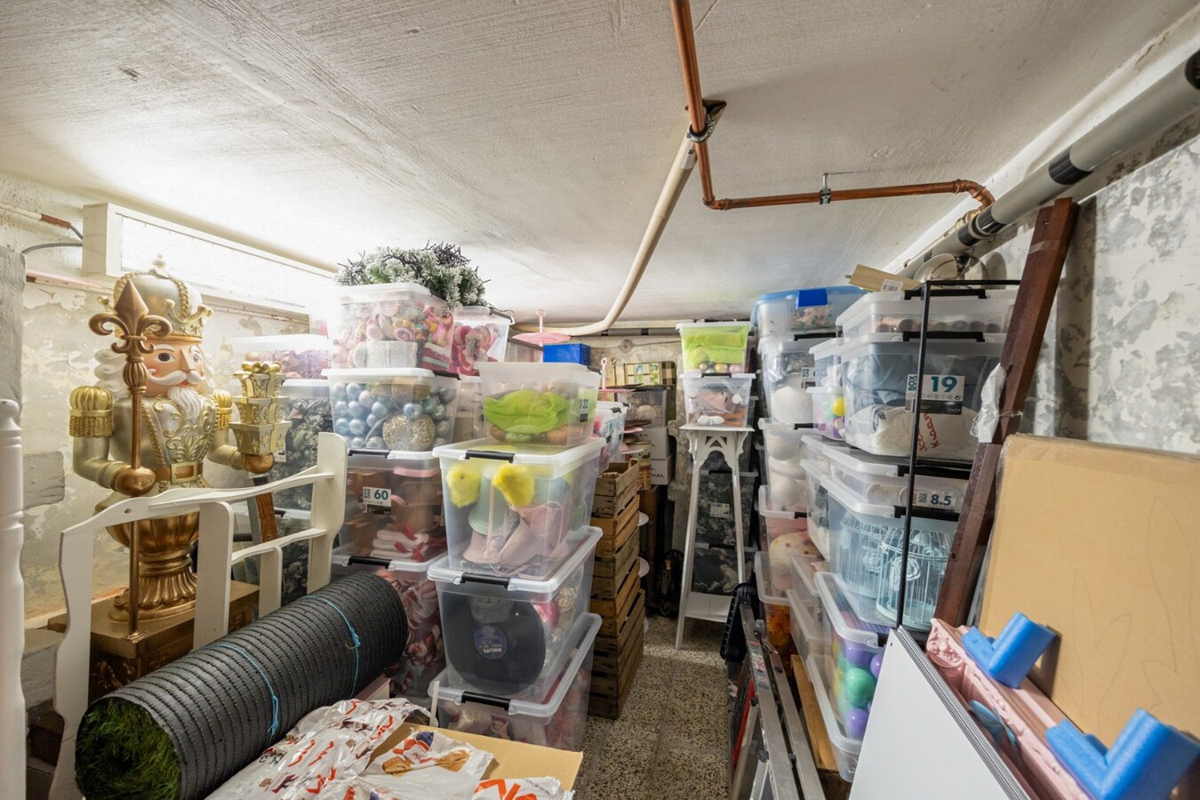 Interessante investeringsopportuniteit in hartje Malle: handelspand + 2 appartementen 