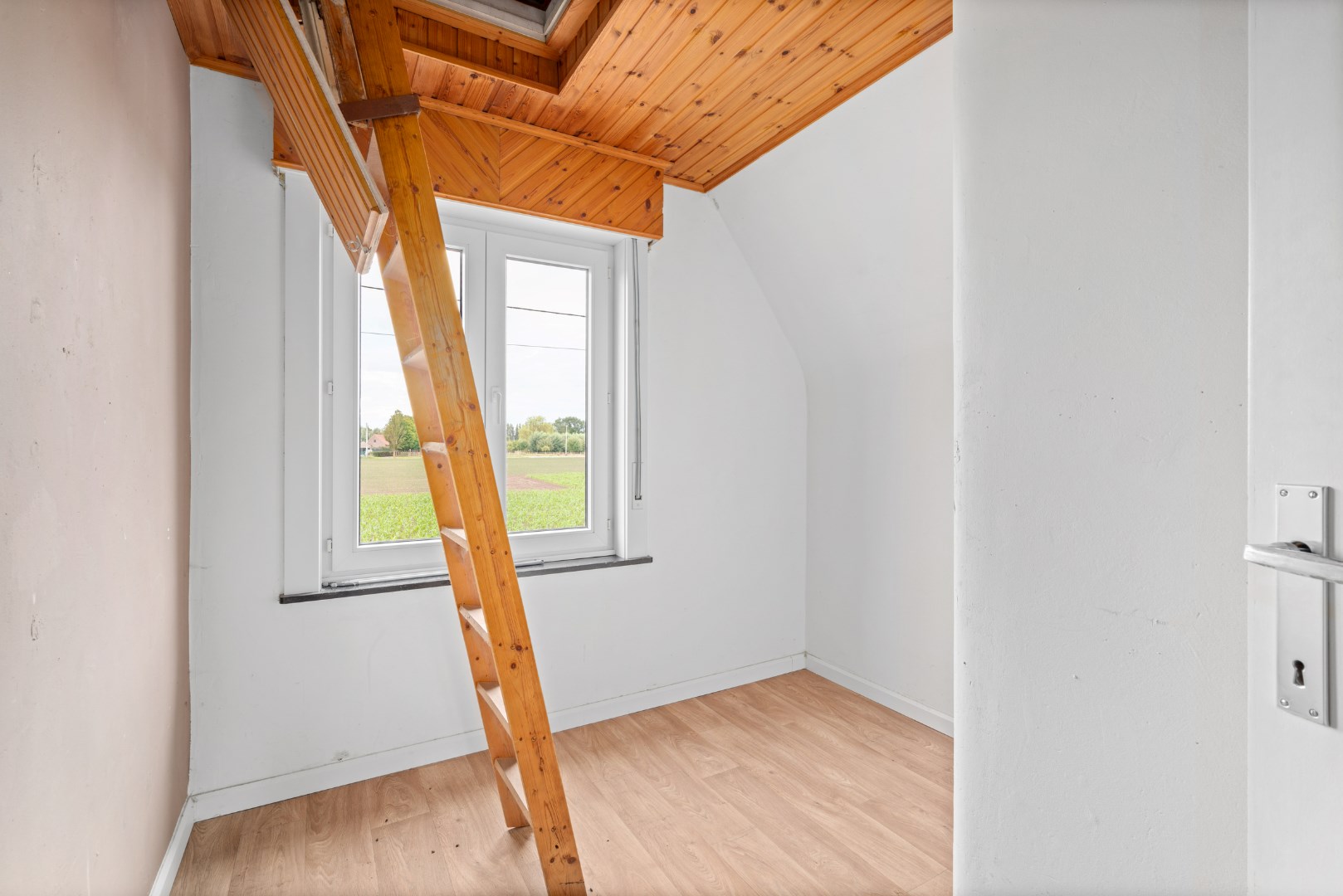 Linnenkamer met toegang zolder