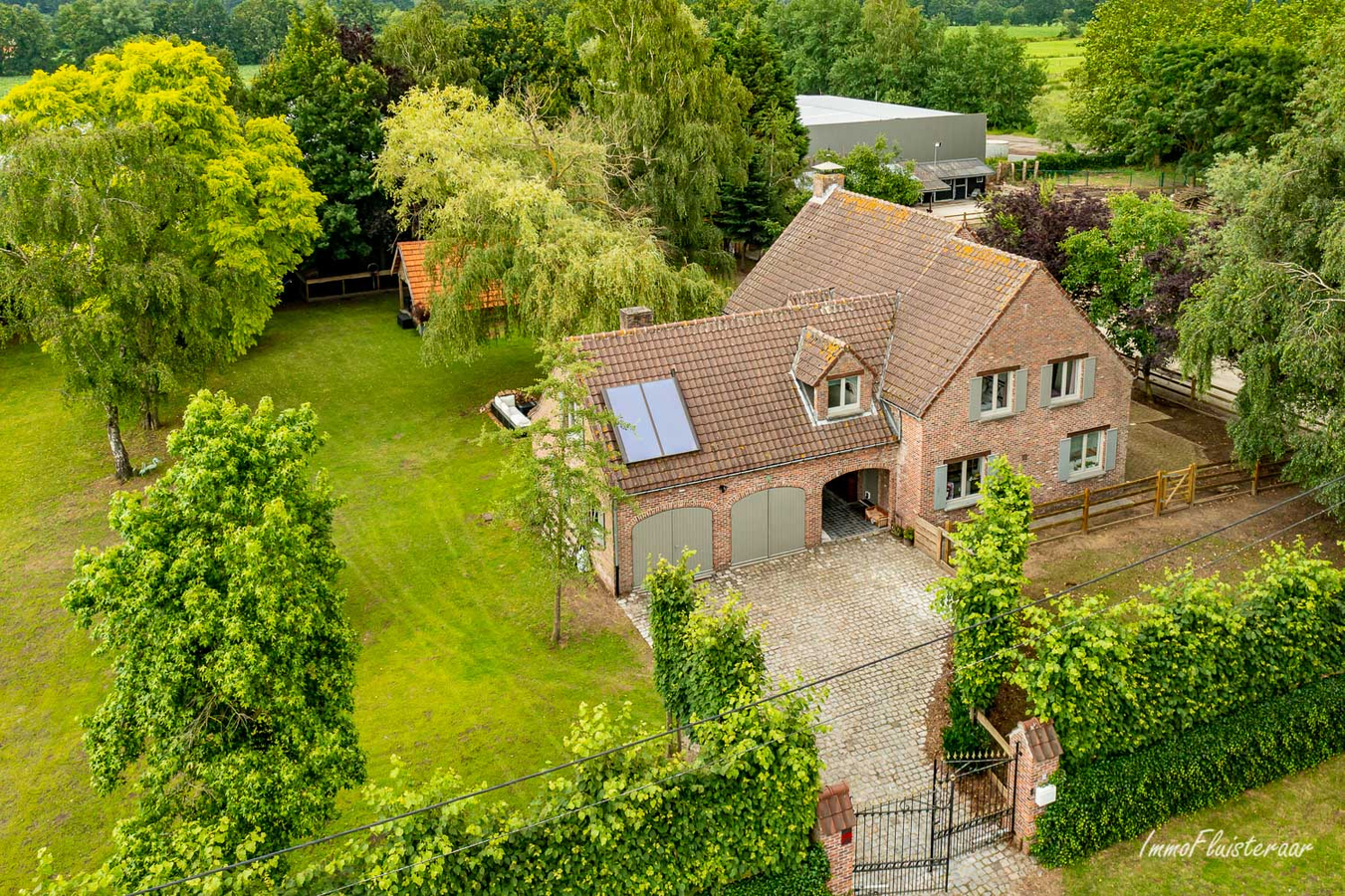 Prachtige villa in landelijk kader met stalgebouw en aanpalend grasland op 8.862m&#178;. 