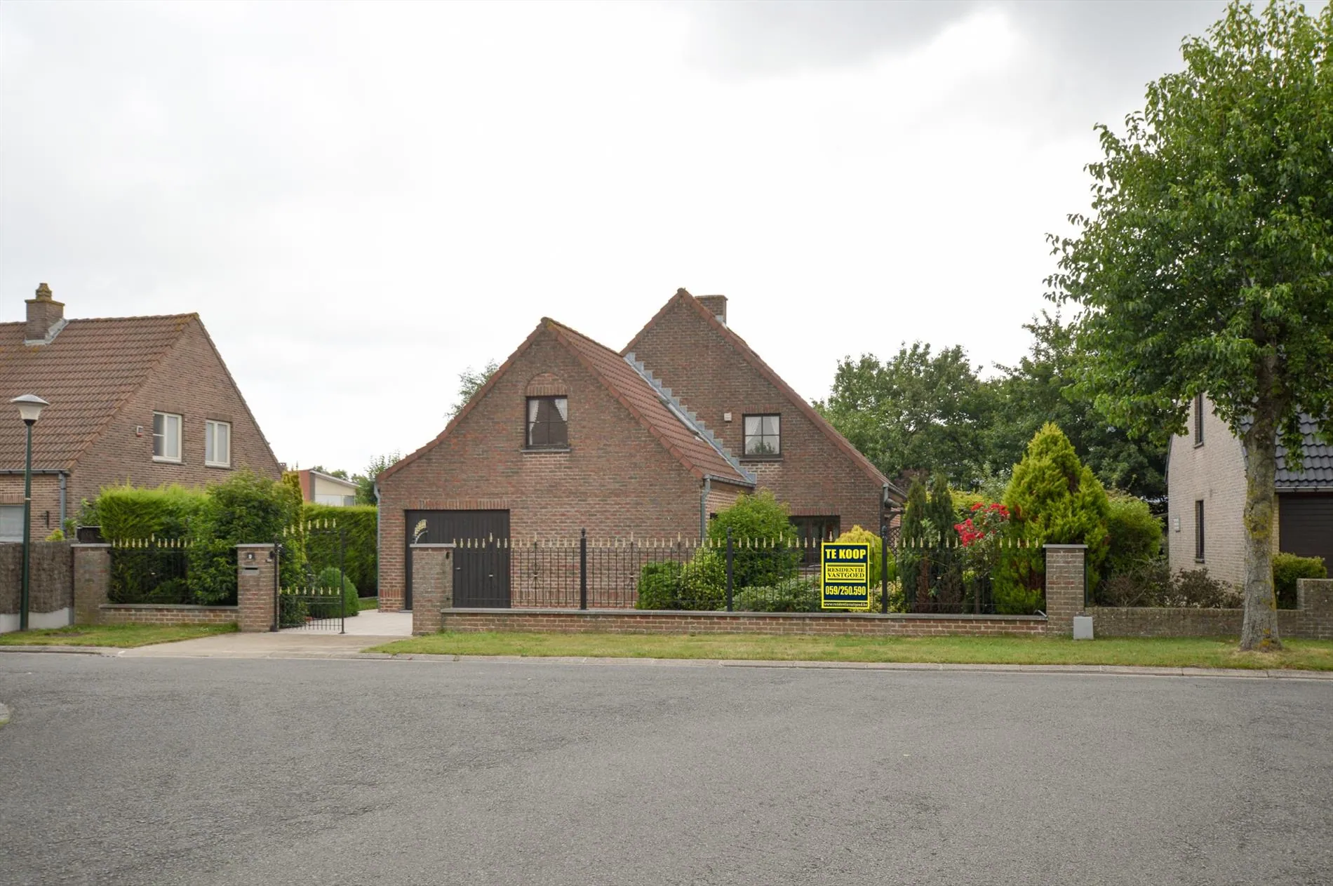 Mooi gelegen villa met 4 à 5 slaapkamers, tuin en ruime garage