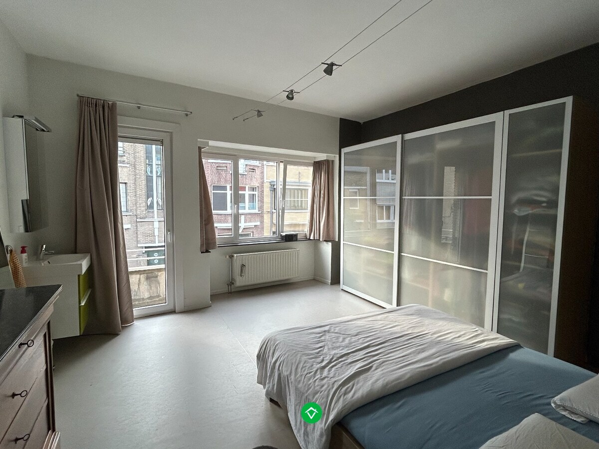 Prachtige rijwoning met 4 slaapkamers, stadstuintje en dakterras in Sportstraat, Gent 