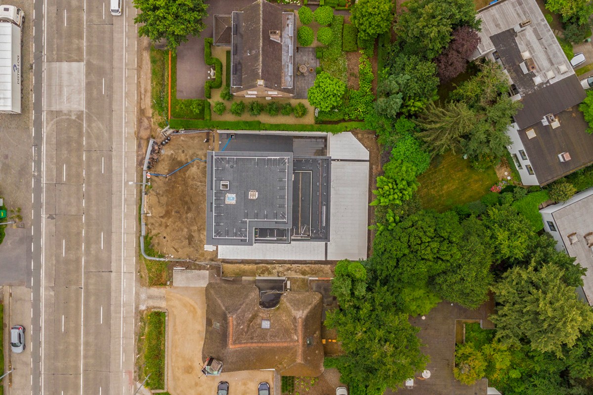 Nieuwbouw kantoorgebouw met appartement te koop in Gent