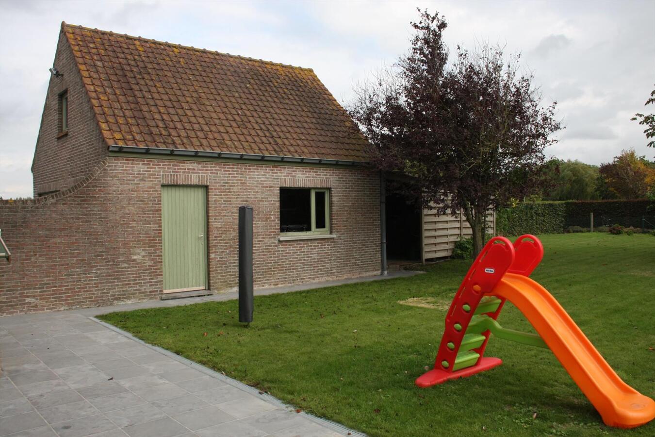 Alleenstaande woning met grote garage te Vladslo 