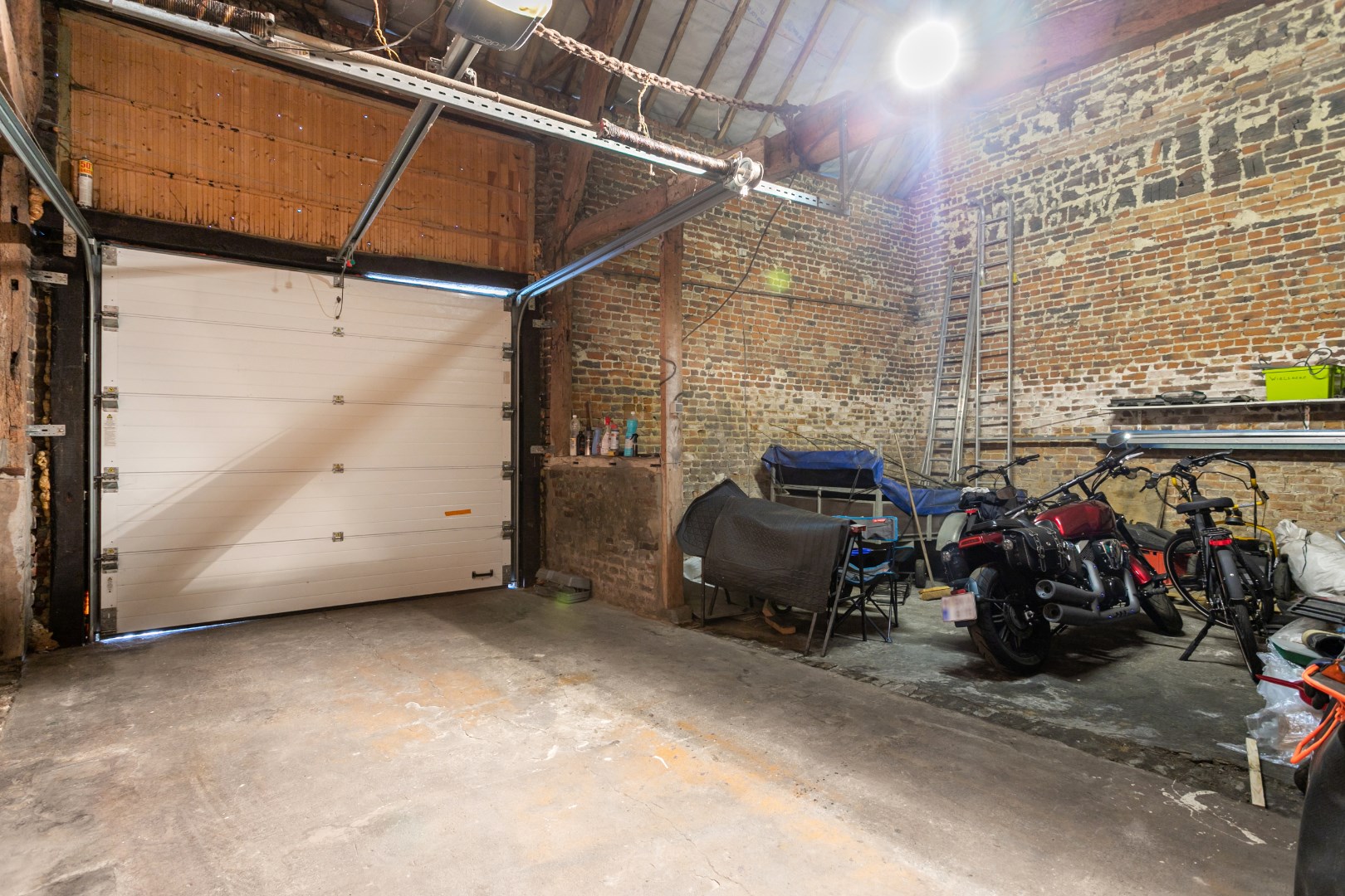 Ruime kangoeroewoning met 6 slpks, 2bdks, 2 garages en tuin te Oetingen 