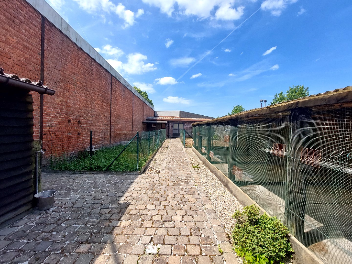 Halfopen bebouwing met ruime tuin en garage 
