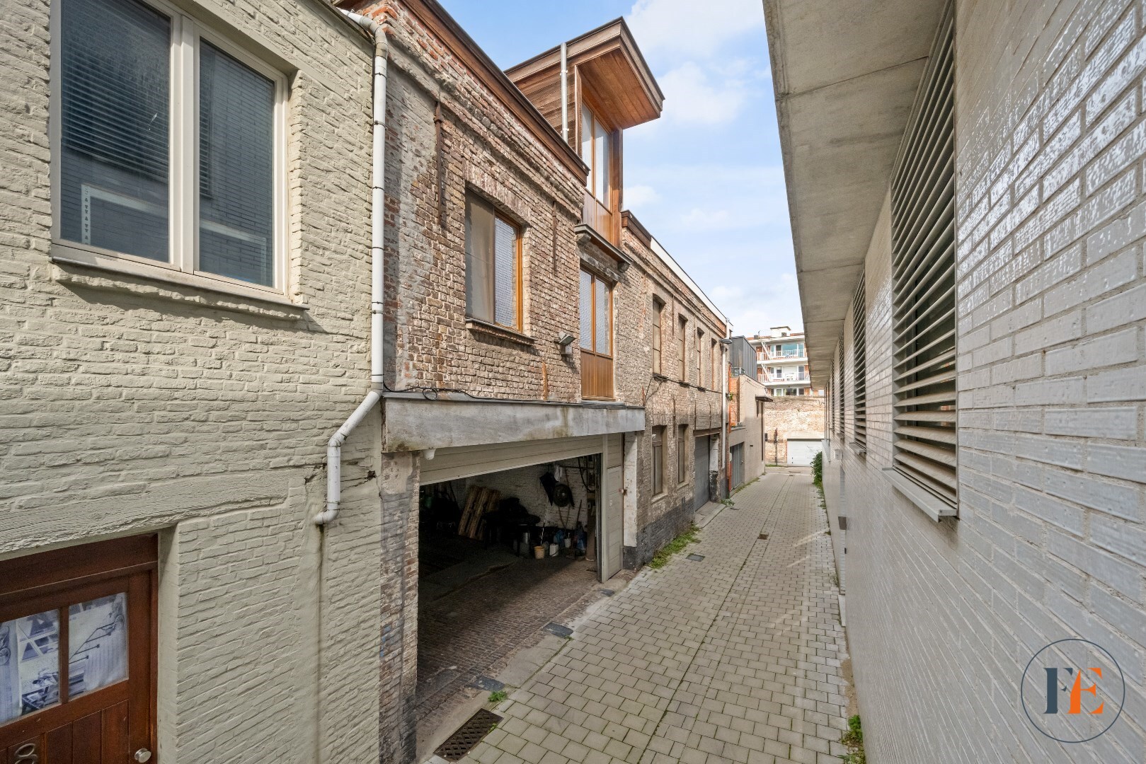 Ruime woning in Gent met handelspand en dubbele garage 