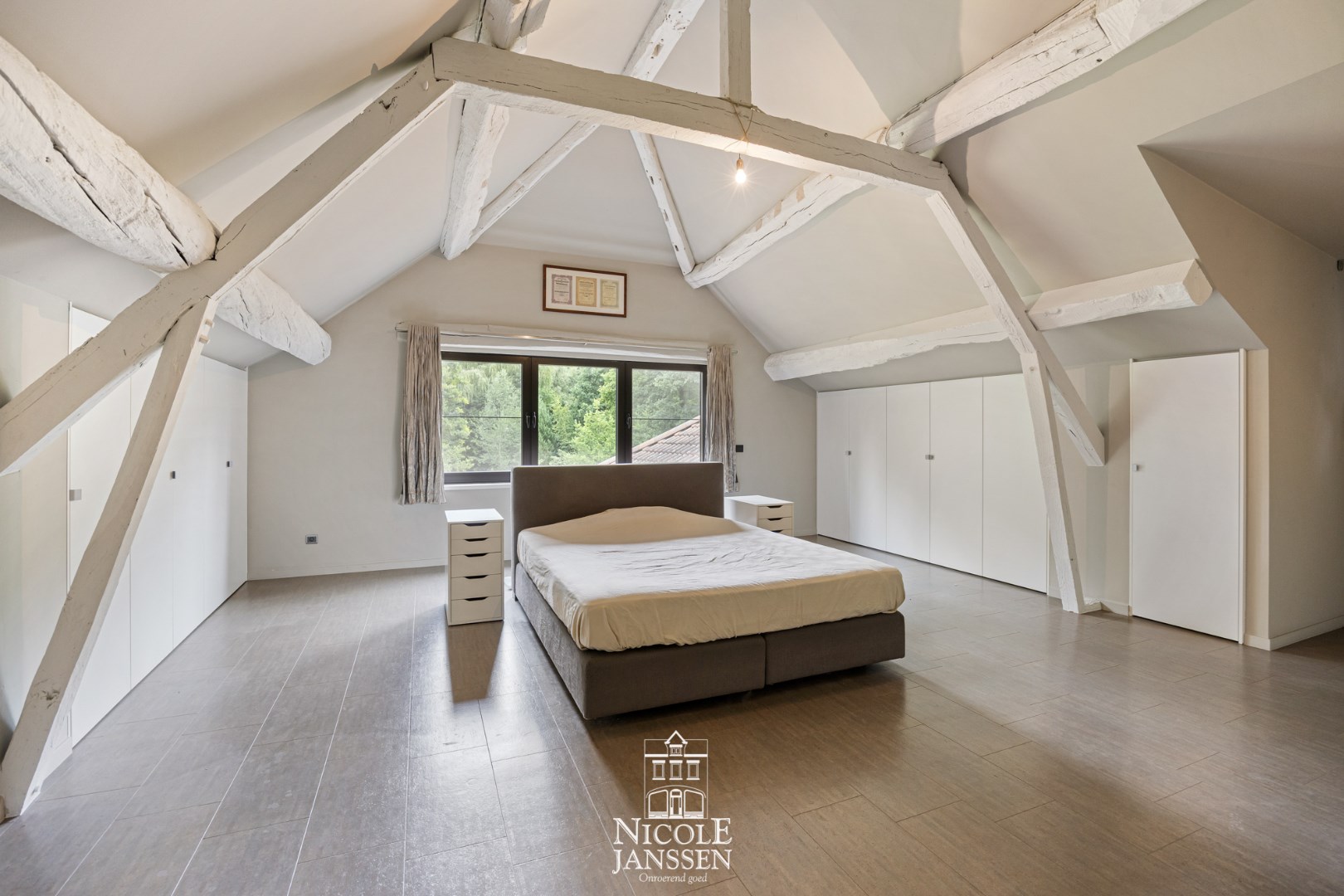 Master bedroom met ingebouwde kastenwand