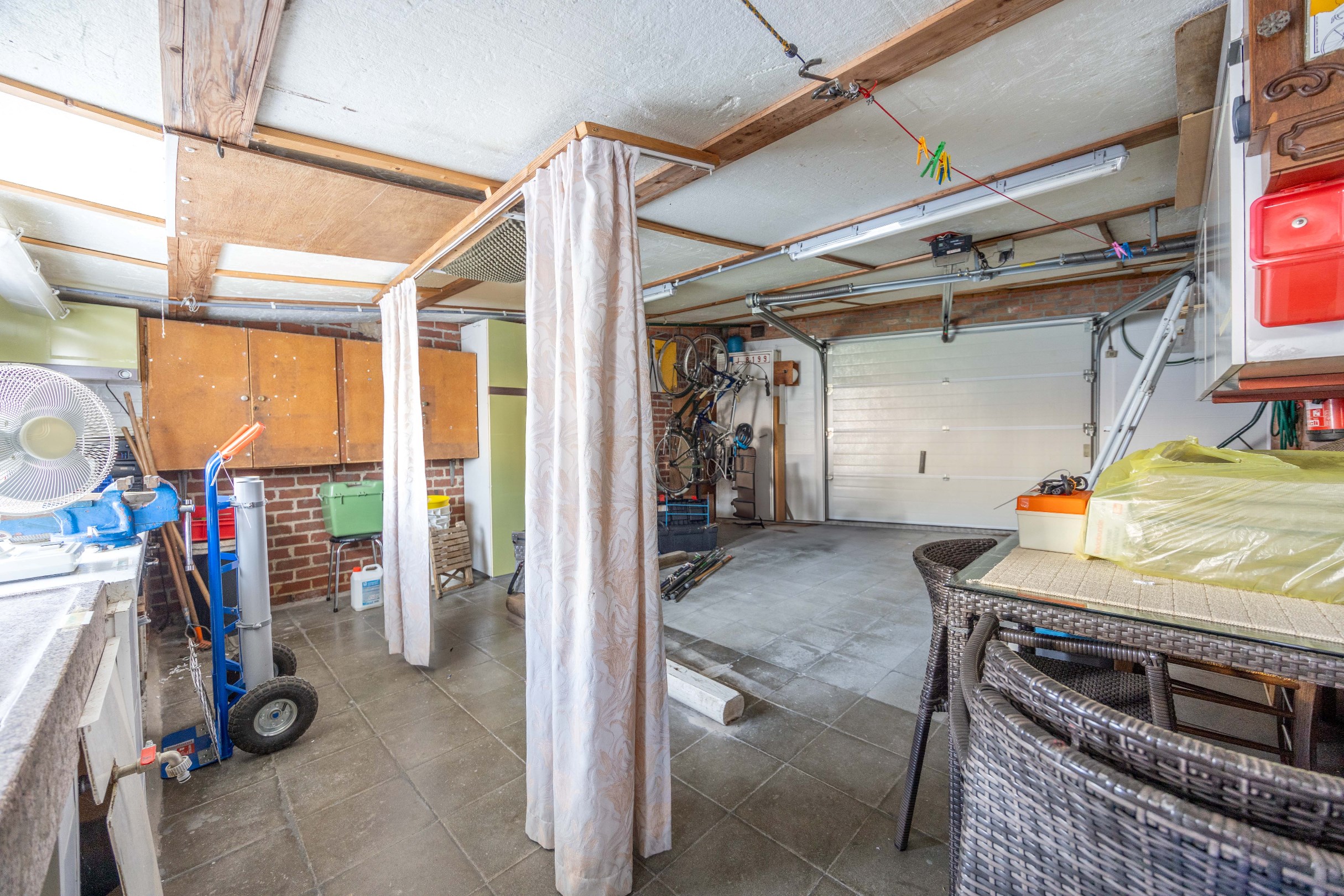 WONING MET GARAGE EN UITWEG 