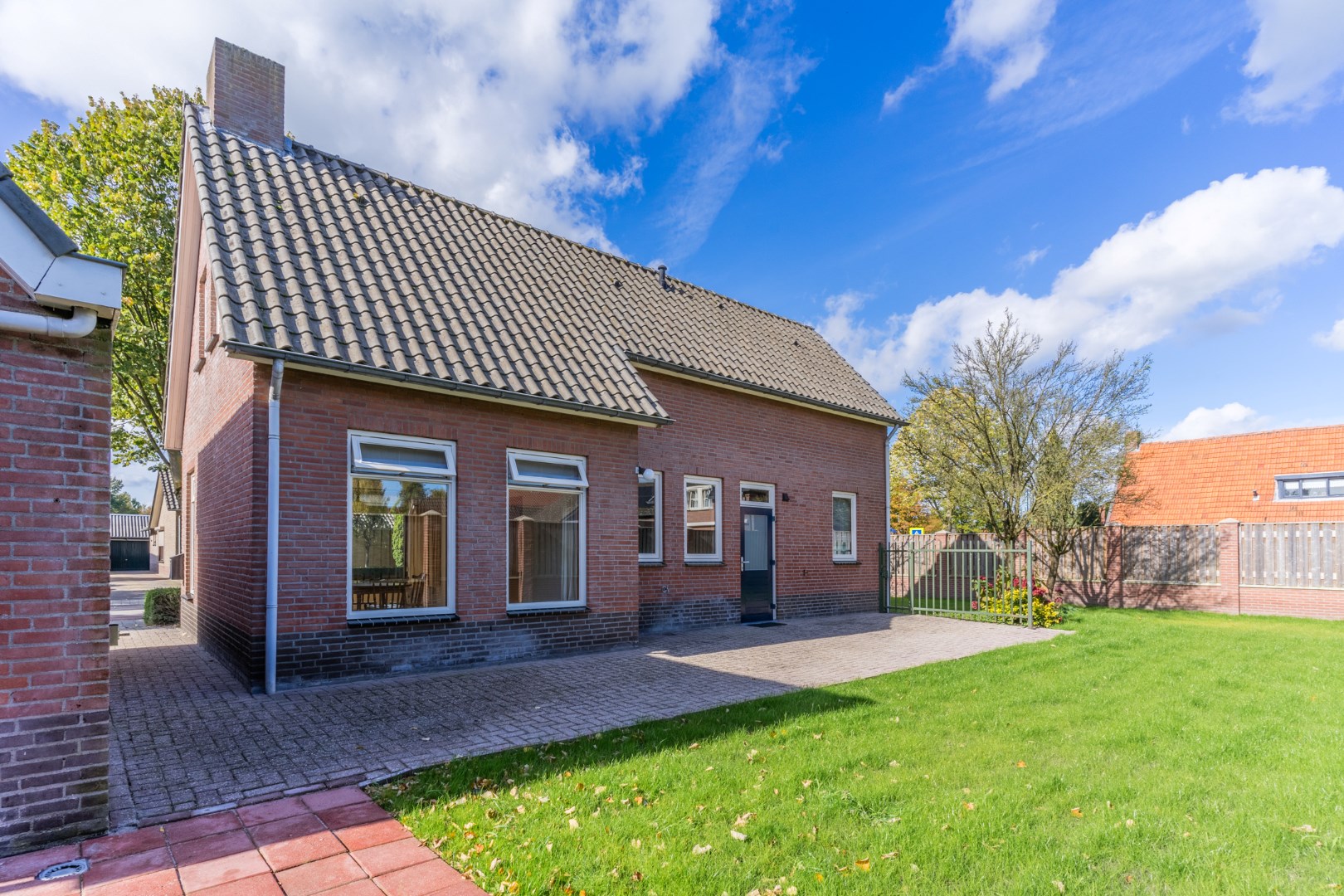 Vrijstaande woning met vrijstaande garage en tuin. Levensloopbestendig. Energielabel C. 