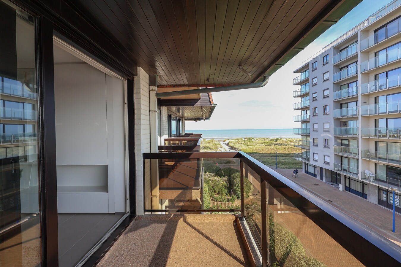 Appartement de 2 chambres enti&#232;rement r&#233;nov&#233; avec vue lat&#233;rale sur la mer 