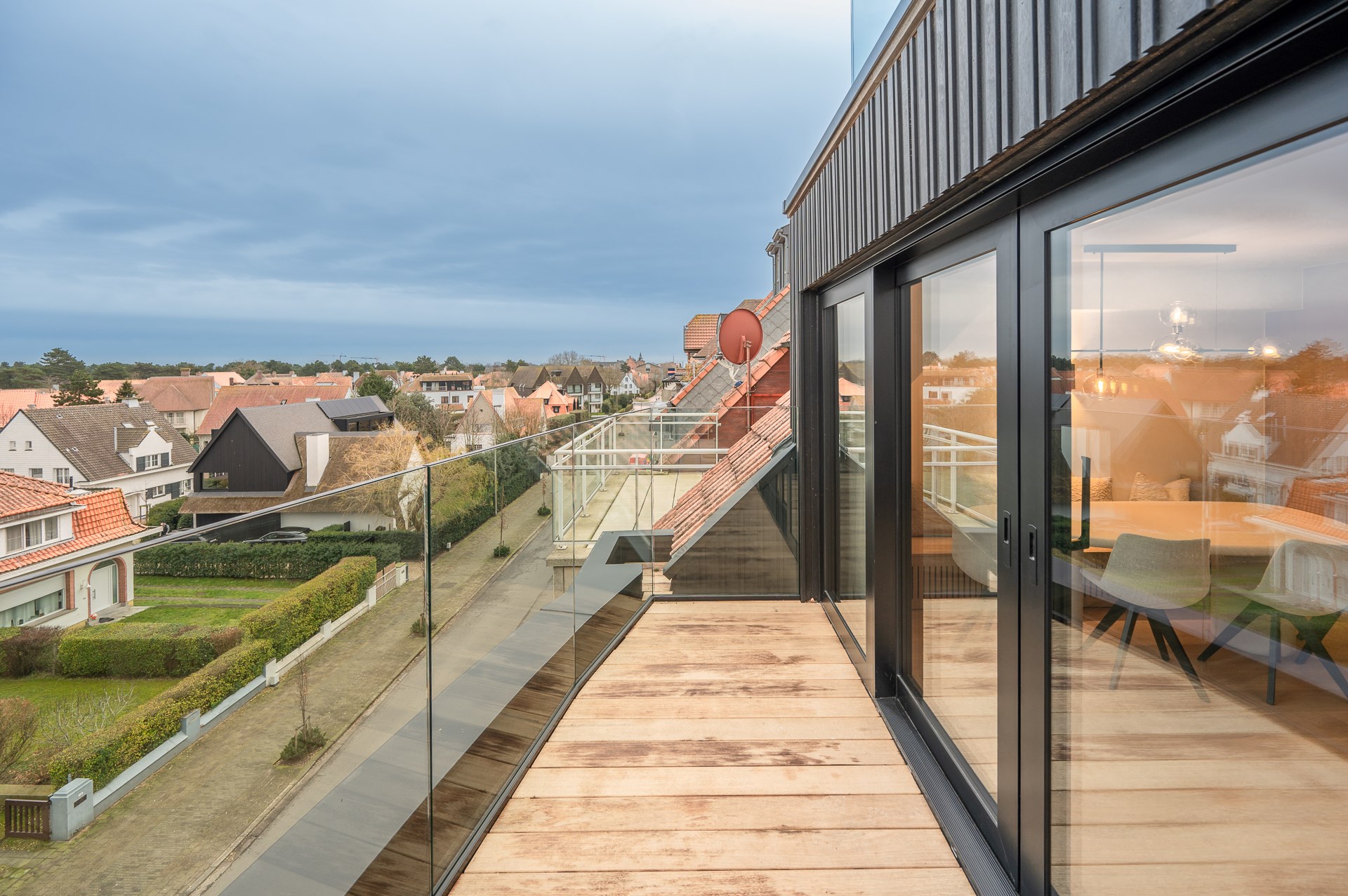 Prachtig gerenoveerd appartement gelegen in de Piers de raveschootlaan met een prachtig open zicht over de villas. Kleinschallig gebouw. 