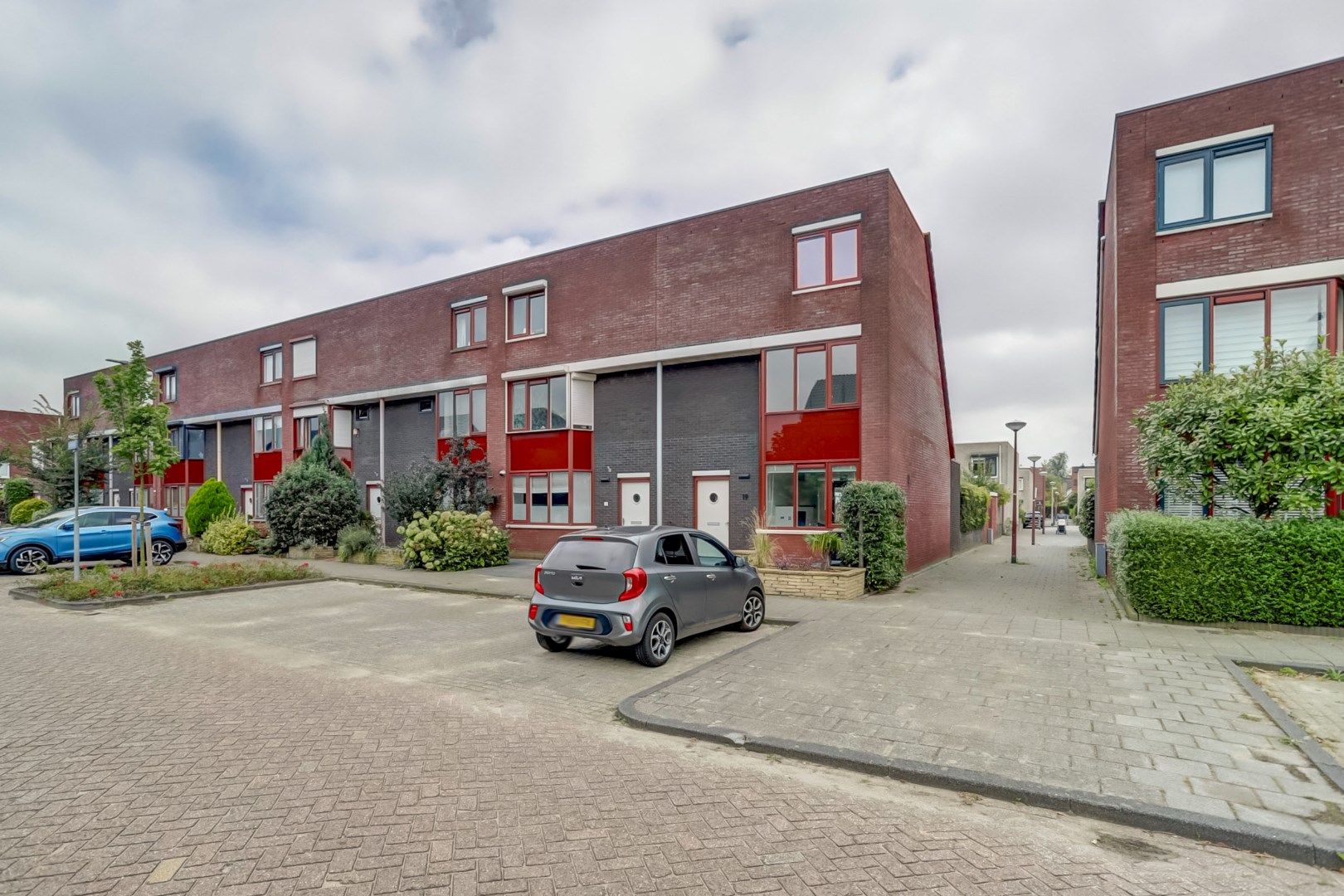 Kopers opgelet! Zonder te klussen te betrekken! Goed onderhouden 4-kamer hoekwoning met 3 ruime slaapkamers, moderne badkamer, ruime tuin op het zuidoosten, 10 zonnepanelen en gelegen op eigen grond! 