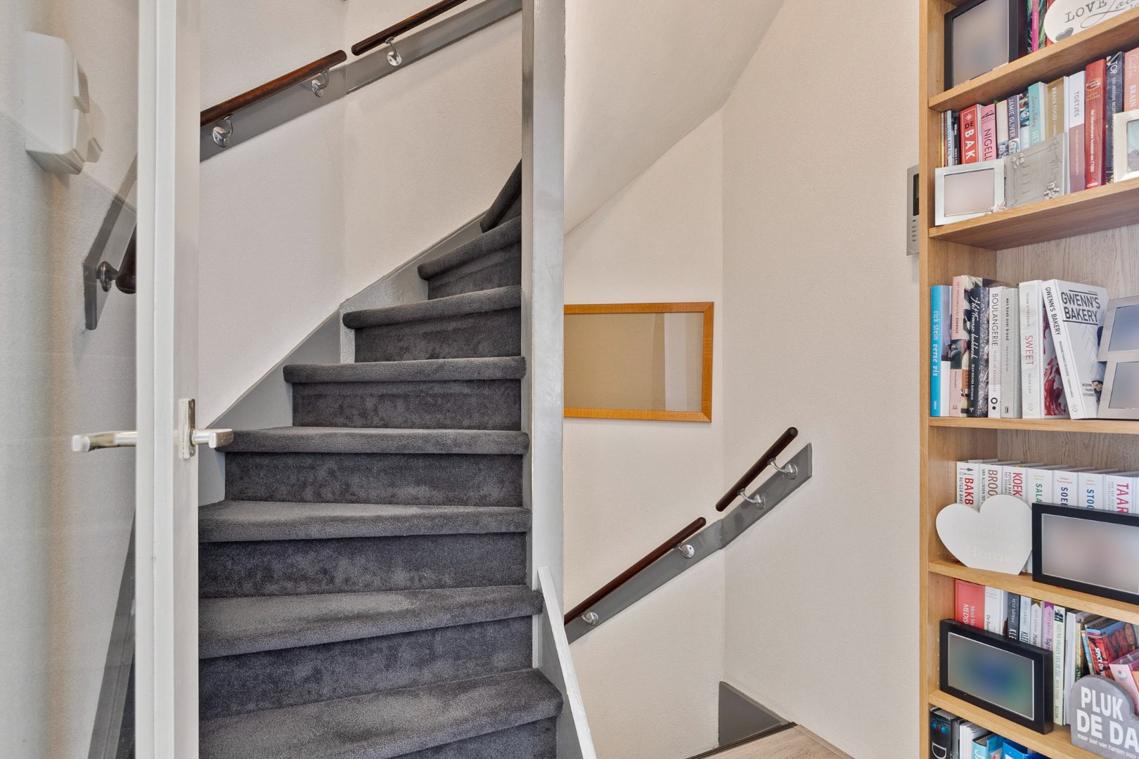 Keurige 6-kamer drive-in woning met moderne keuken, nette badkamer, 5 slaapkamers, zonnige tuin en eigen parkeerplaats! 