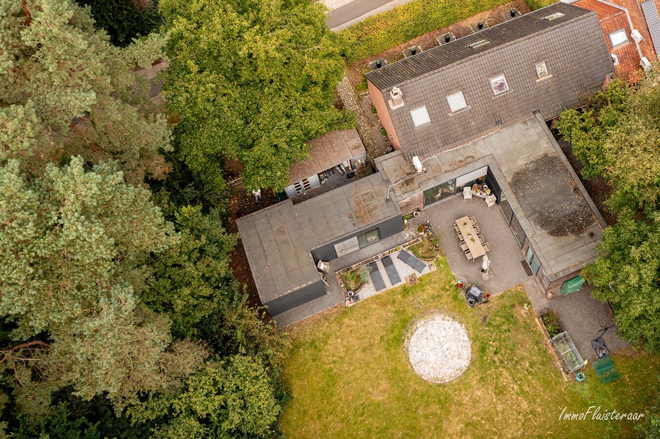 Ready-to-move-in house in a wooded area on approximately 24a in Keerbergen. 