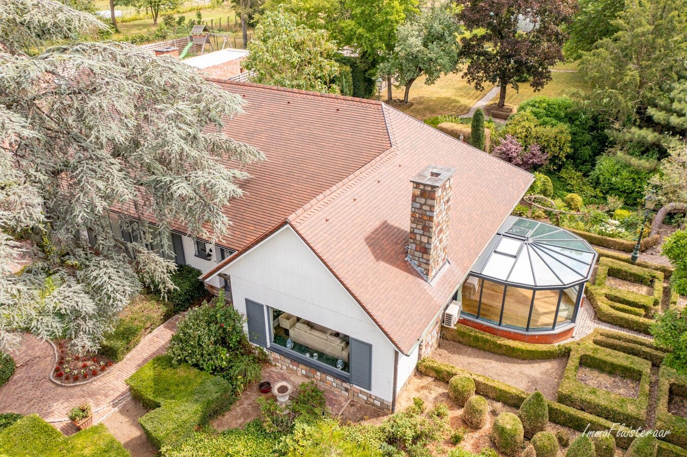 Ruime laagbouwwoning met magazijn, sierserre, aanhorigheden en stallen op ca. 75a te Messelbroek (Scherpenheuvel-Zichem; Vlaams-Brabant) 