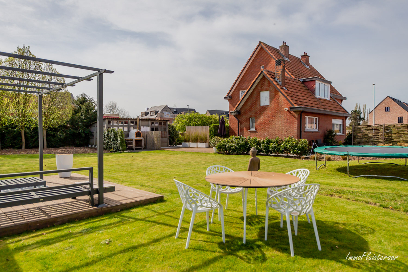 Huis te koop op 7591m&#178; inclusief weiland voor paarden. 